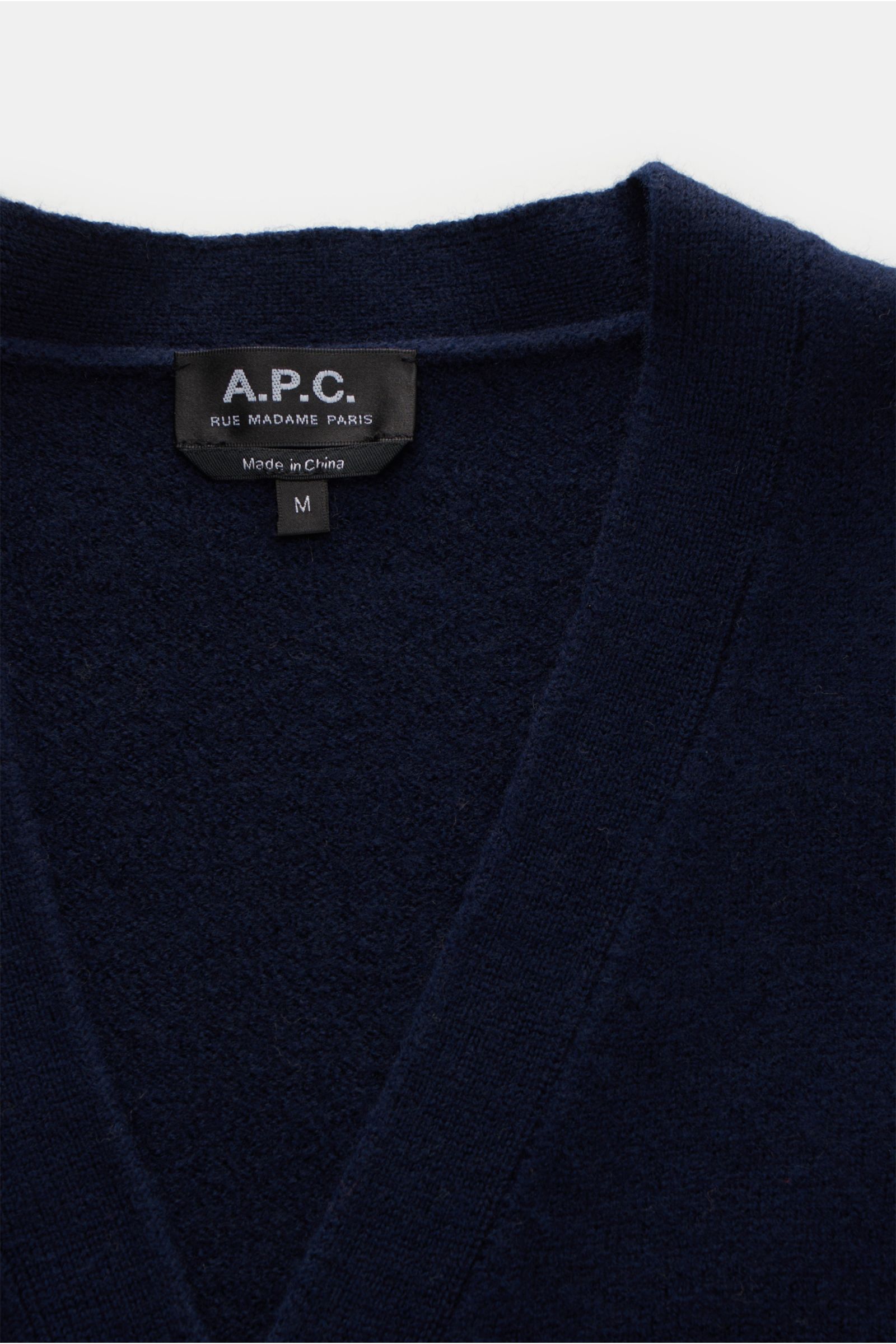 Nahaufnahme des A.P.C. Cardigan 'Kenny' navy aus reiner Wolle, weicher Griff, mittelfeines Strickbild, Regular Fit, Fünf-Knopf-Leiste, flexible Rippbündchen, dezentes Logo vorne.