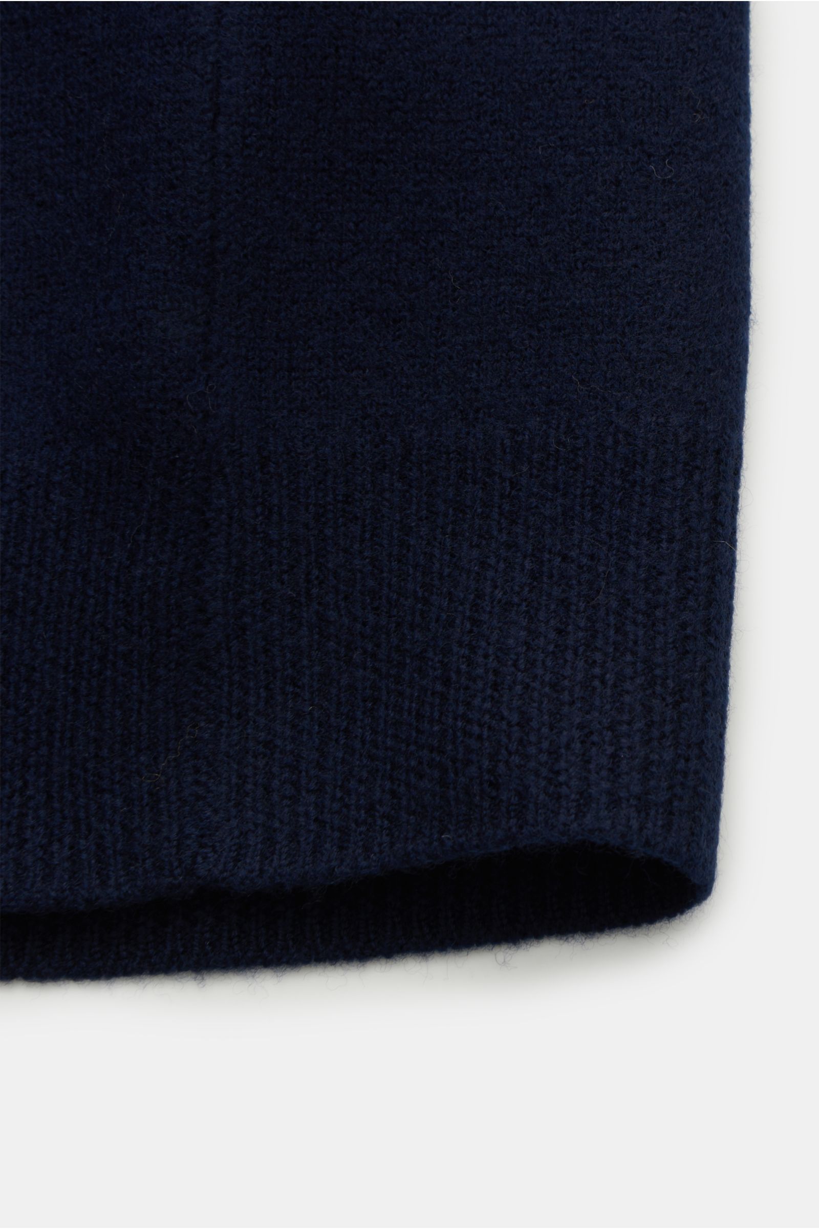 A.P.C. Cardigan 'Kenny' navy aus reiner Wolle, weicher Griff, mittelfeines Strickbild, Regular Fit, Fünf-Knopf-Leiste, flexible Rippbündchen, dezentes Logo, Detailansicht unten.