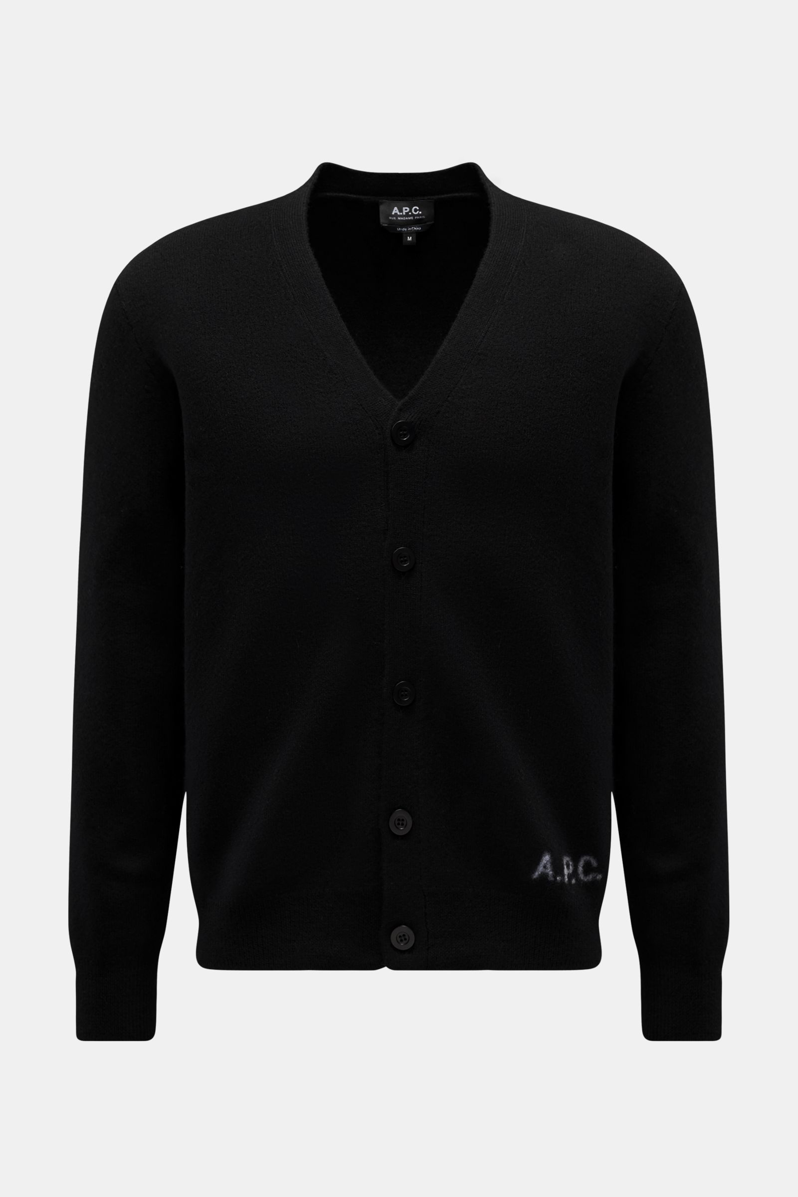 A.P.C. Cardigan 'Kenny' schwarz, frontale Ansicht, reine Wolle, weicher Griff, mittelfeines Strickbild, Regular Fit, Fünf-Knopf-Leiste, flexible Rippbündchen, dezentes Logo.