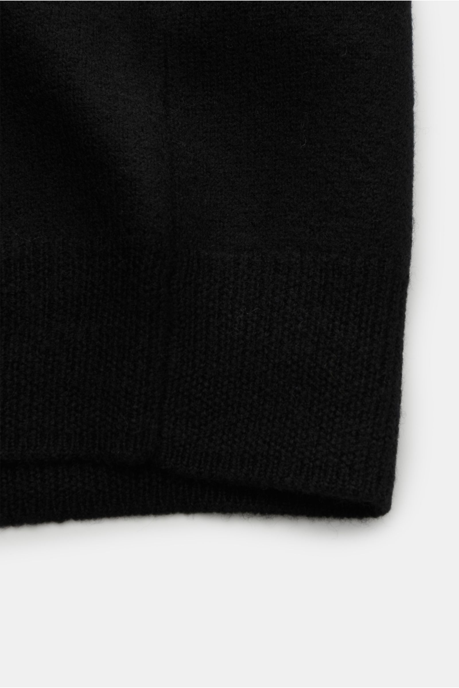 Ausschnitt des A.P.C. Cardigan 'Kenny' schwarz aus reine Wolle mit weichem Griff, mittelfeinem Strickbild, Regular Fit, Fünf-Knopf-Leiste, flexiblen Rippbündchen und dezentem Logo, von vorne fotografiert.