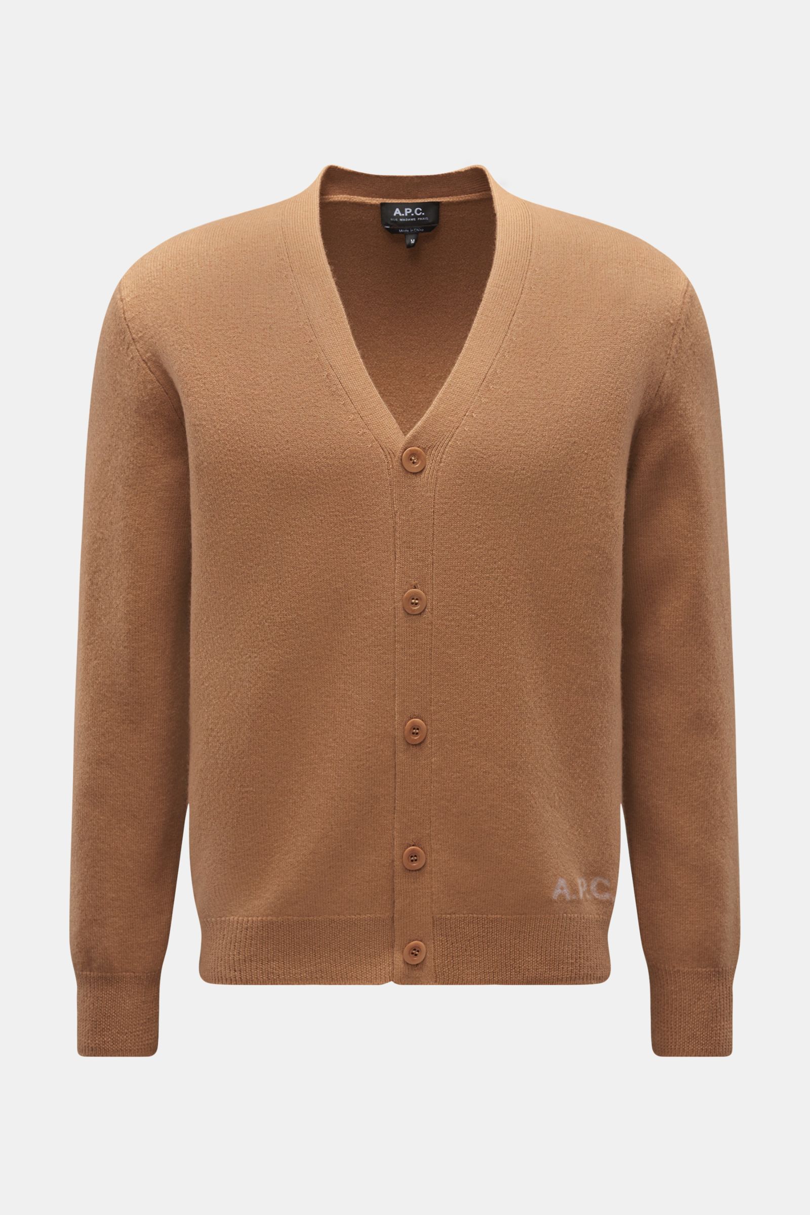 A.P.C. Cardigan 'Kenny' camel, frontale Aufnahme, reine Wolle, weicher Griff, mittelfeines Strickbild, Regular Fit, Fünf-Knopf-Leiste, flexible Rippbündchen, dezentes Logo vorne.