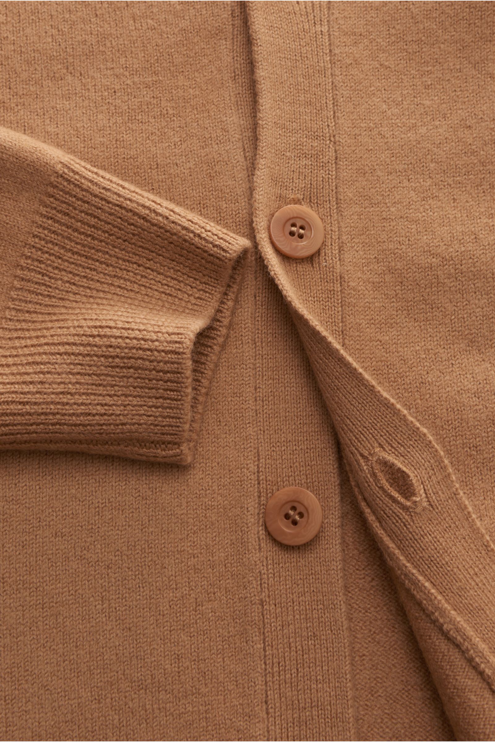 A.P.C. Cardigan 'Kenny' camel aus reiner Wolle, weicher Griff, mittelfeines Strickbild, Regular Fit, Fünf-Knopf-Leiste, flexible Rippbündchen, dezentes Logo, Nahaufnahme von vorne.
