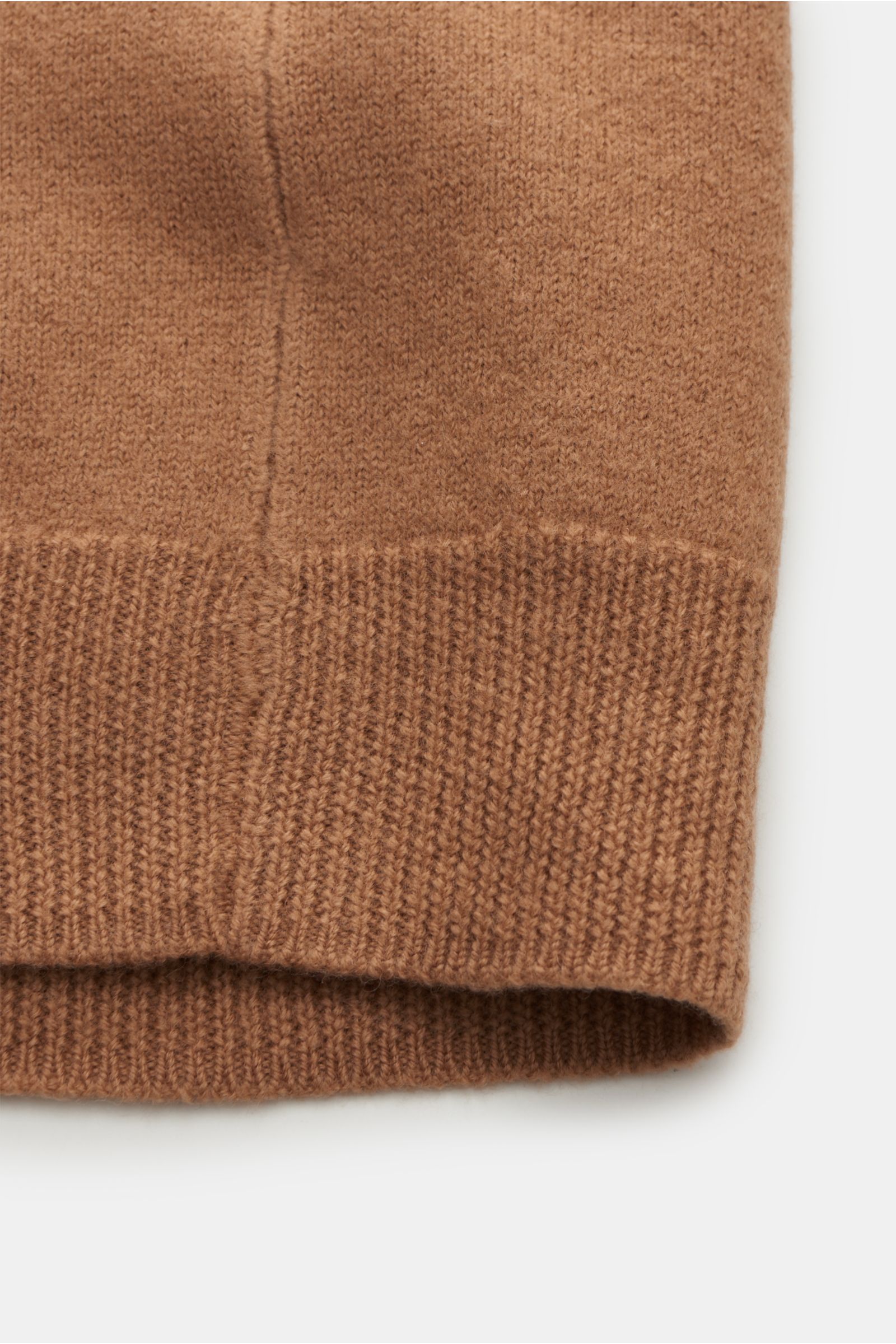 Detailansicht des A.P.C. Cardigan 'Kenny' camel aus reiner Wolle mit weichem Griff, mittelfeinem Strickbild, Regular Fit, Fünf-Knopf-Leiste, flexiblen Rippbündchen und dezentem Logo.