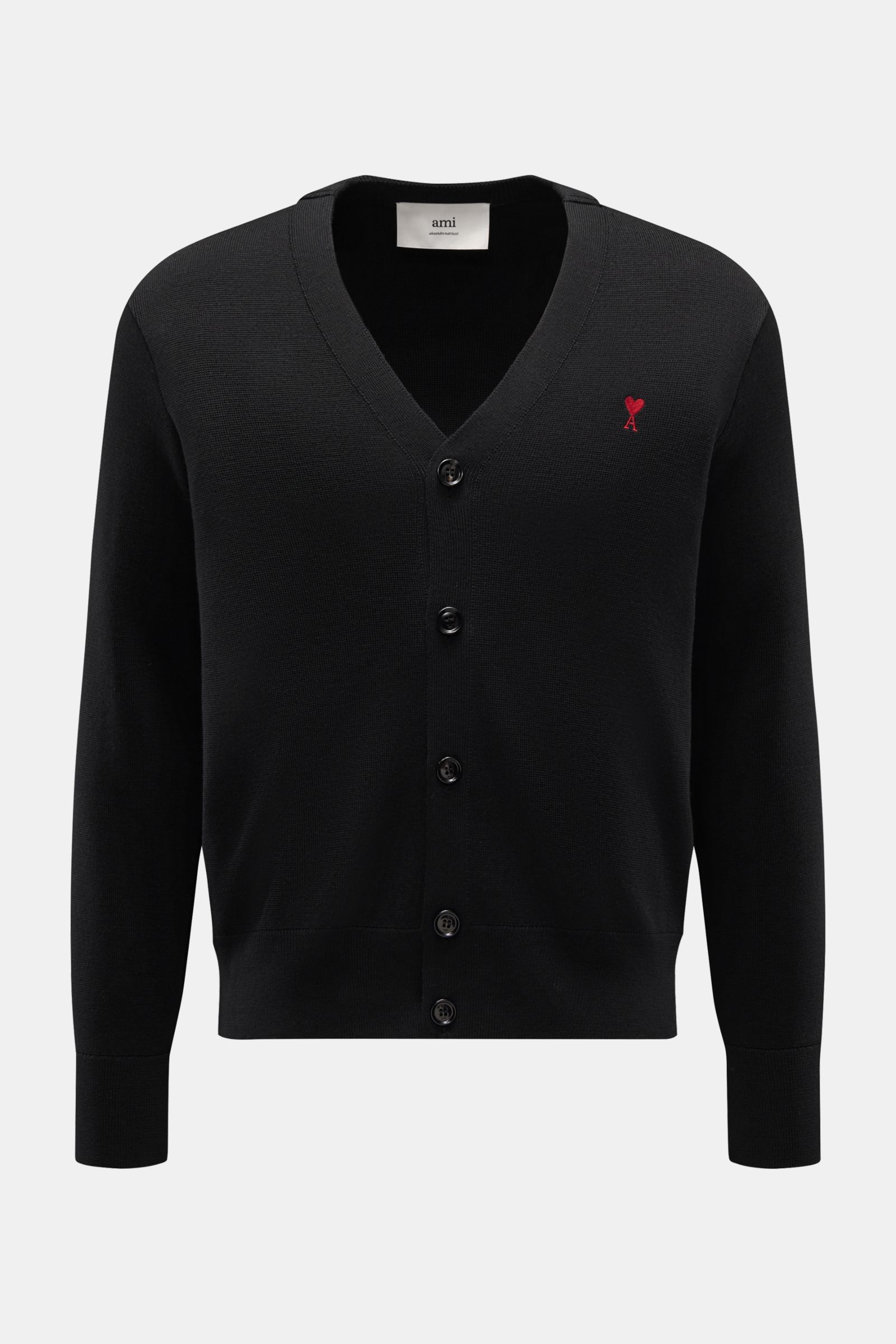 Ami Paris Merino Cardigan schwarz, frontal fotografiert, minimalistischer Merinowoll-Cardigan mit V-Ausschnitt, fünf Knöpfen, rotem 'Ami de Cœur' Monogramm, weichem Griff, feinem Strickbild, elastischen Rippstrickbündchen, Regular Fit, Unisex.