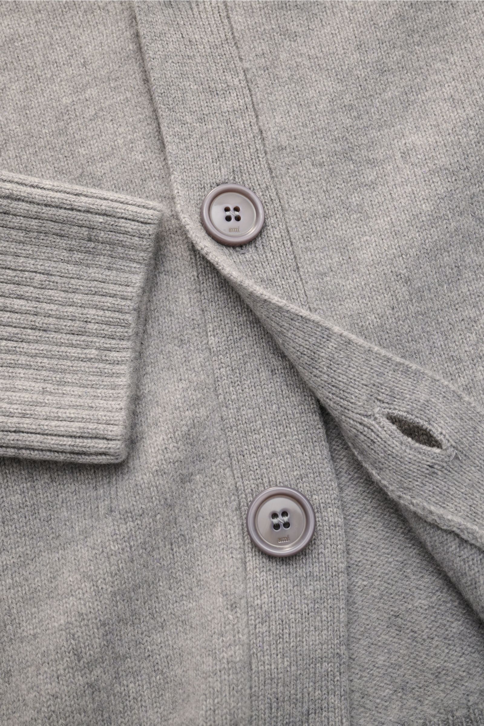 Close-up front view of the Ami Paris Cardigan grau in grey wool and cashmere, showing buttons, ribbed cuffs, and knit texture.

Additional description:  
Monochromes Lieblings-Piece von AMI PARIS: Der ikonische Cardigan mit typisch abgestepptem 'Ami'-L