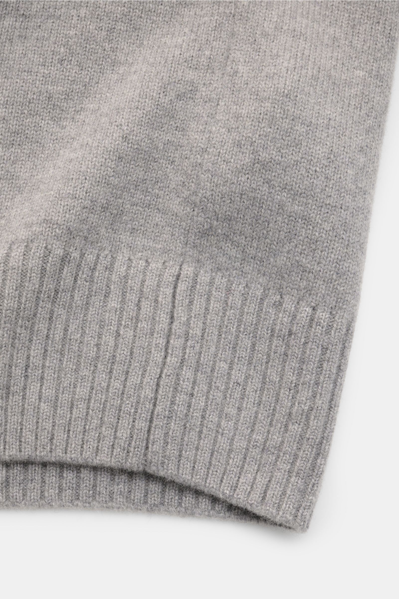 Close-up of the ribbed cuff of the Ami Paris Cardigan grau, showing soft wool and cashmere knit from a top-down perspective.

Description: 
Monochromes Lieblings-Piece von AMI PARIS: Der ikonische Cardigan mit typisch abgestepptem 'Ami'-Logo wurde aus 