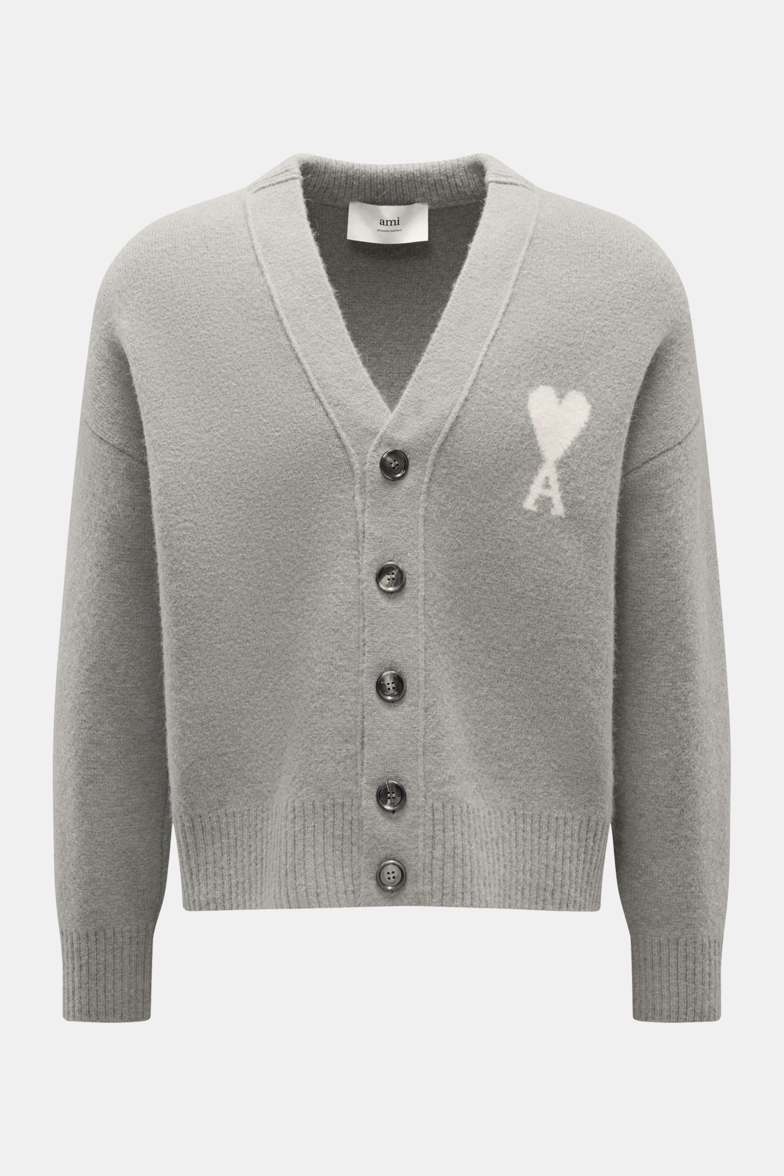 Frontal fotografierter Ami Paris Cardigan grau aus elastischem Alpaka-Woll-Mix mit V-Ausschnitt, fünf Knöpfen, oversized Fit, Rippbündchen und Herz-Logo.