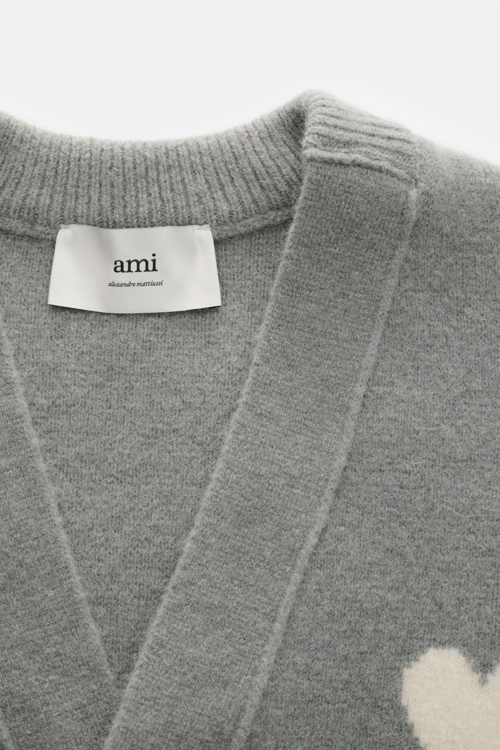 Ami Paris Cardigan grau, Detailansicht von oben, elastischer Alpaka-Mix, V-Ausschnitt, breite Rippbündchen, eingestricktes Herz-Logo.