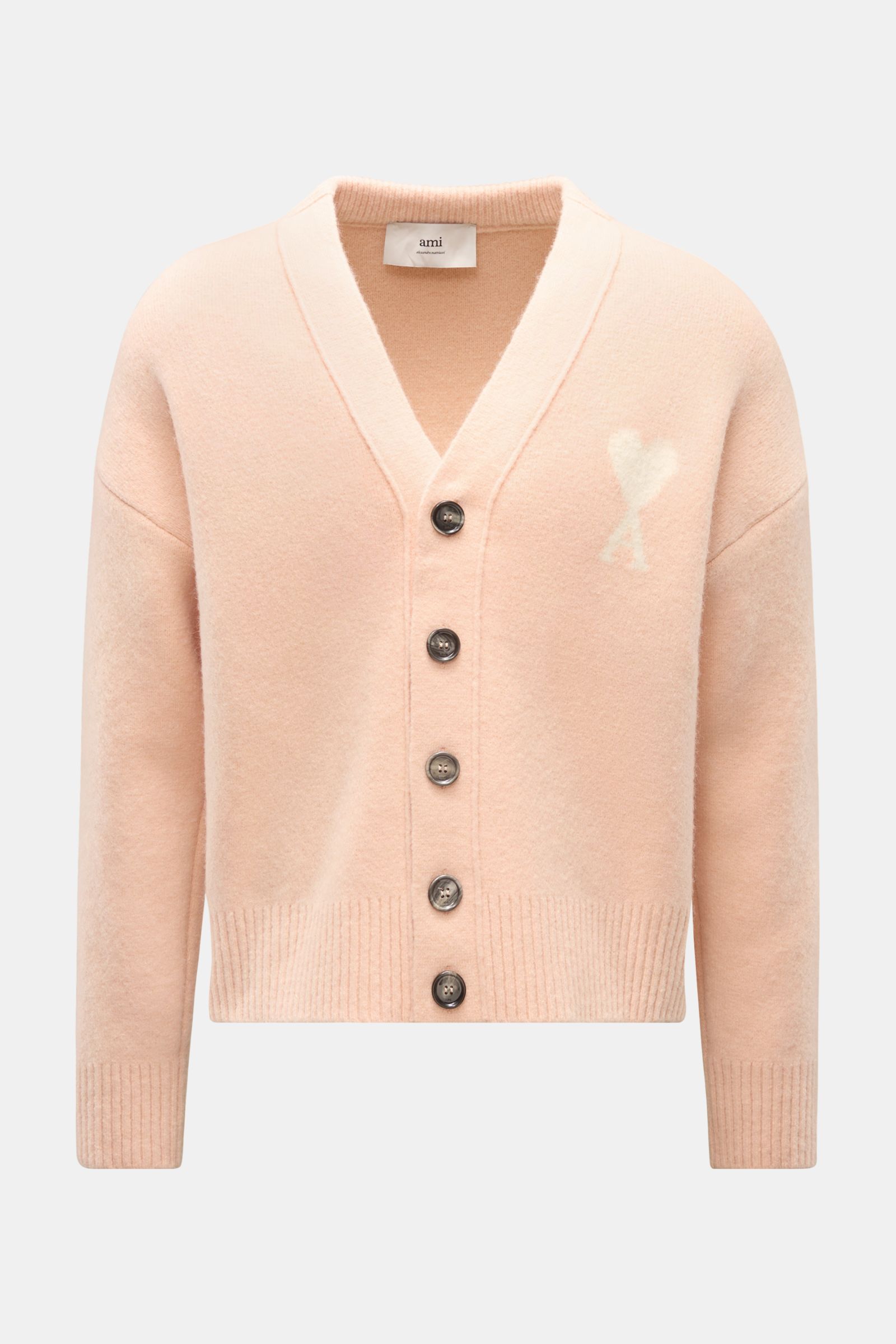 Front view of Ami Paris Cardigan rosé in soft pink, featuring a V-neck, five-button placket, ribbed cuffs and hem, and a white heart logo knit on the chest. Legerer Luxus für kalte Tage: AMI PARIS interpretiert seinen ikonischen Cardigan mit großem Herz-L
