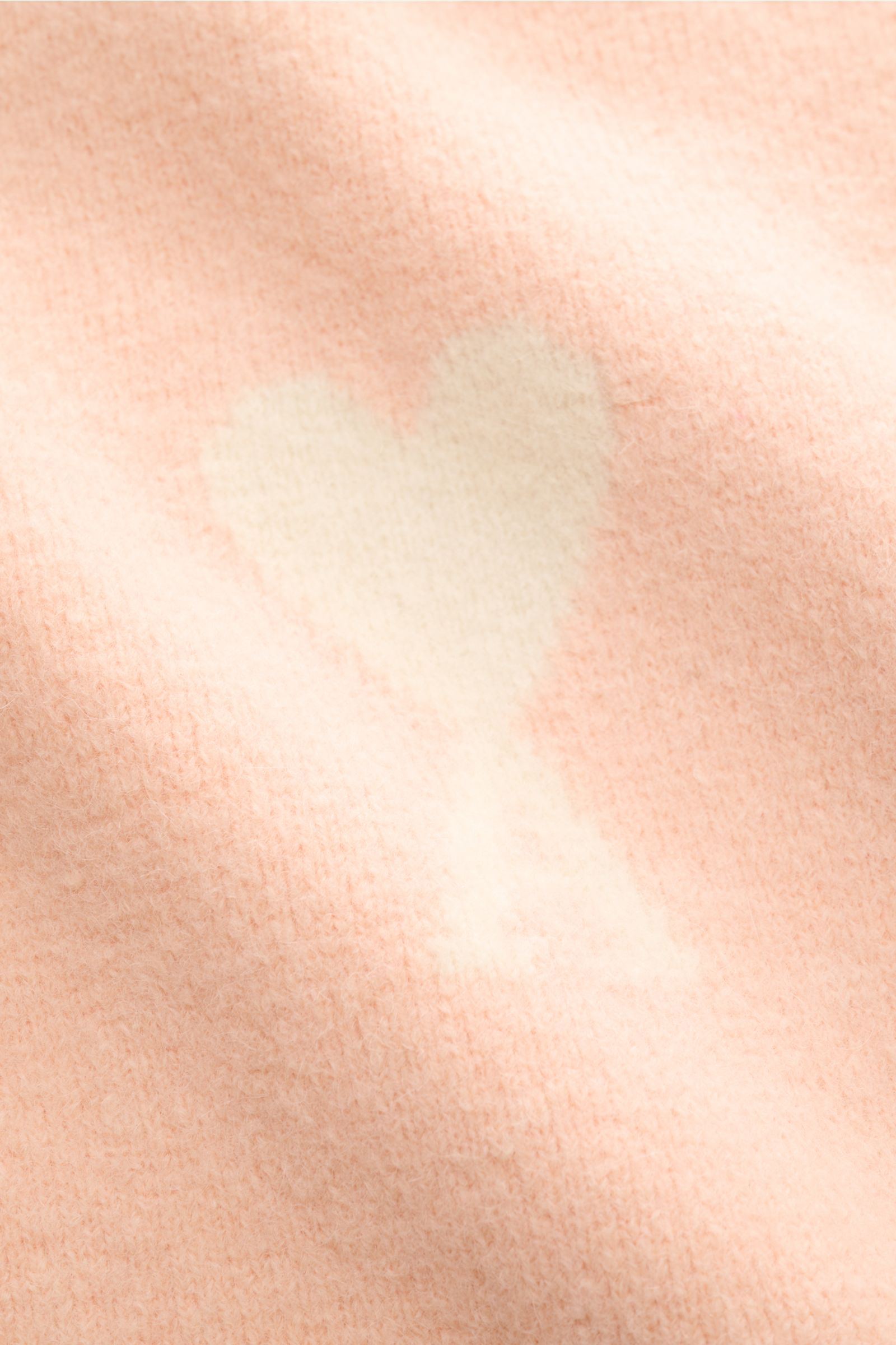 Close-up front view of the Ami Paris Cardigan rosé showing soft alpaca blend fabric with a white heart logo knitted on the chest.

Description:  
Legerer Luxus für kalte Tage: AMI PARIS interpretiert seinen ikonischen Cardigan mit großem Herz-Logo in e