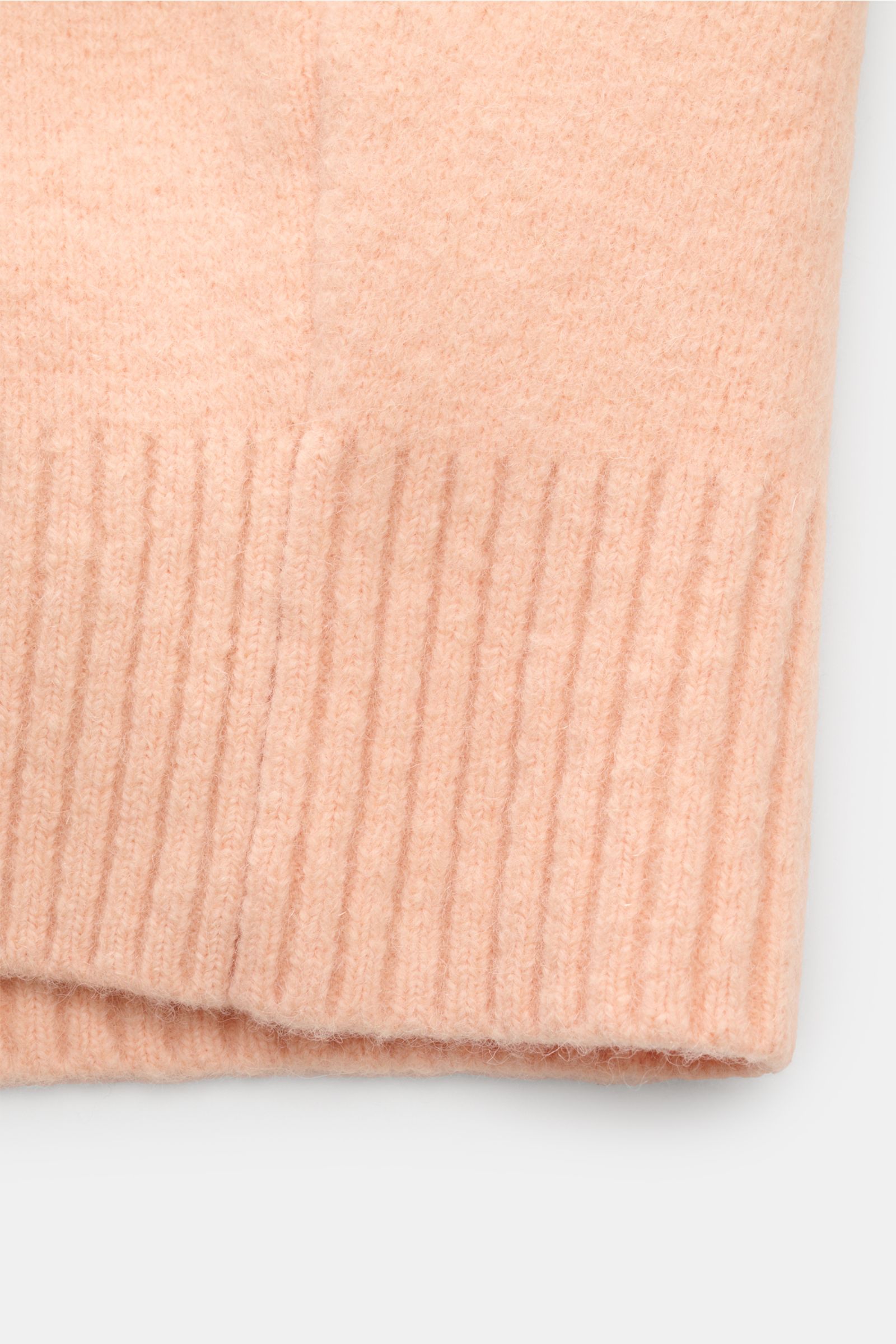 Close-up, front view of the ribbed hem of the Ami Paris Cardigan rosé in soft, warm alpaca blend knit.

Legerer Luxus für kalte Tage: AMI PARIS interpretiert seinen ikonischen Cardigan mit großem Herz-Logo in einer edlen, besonders warmen Alpakawoll-Mi