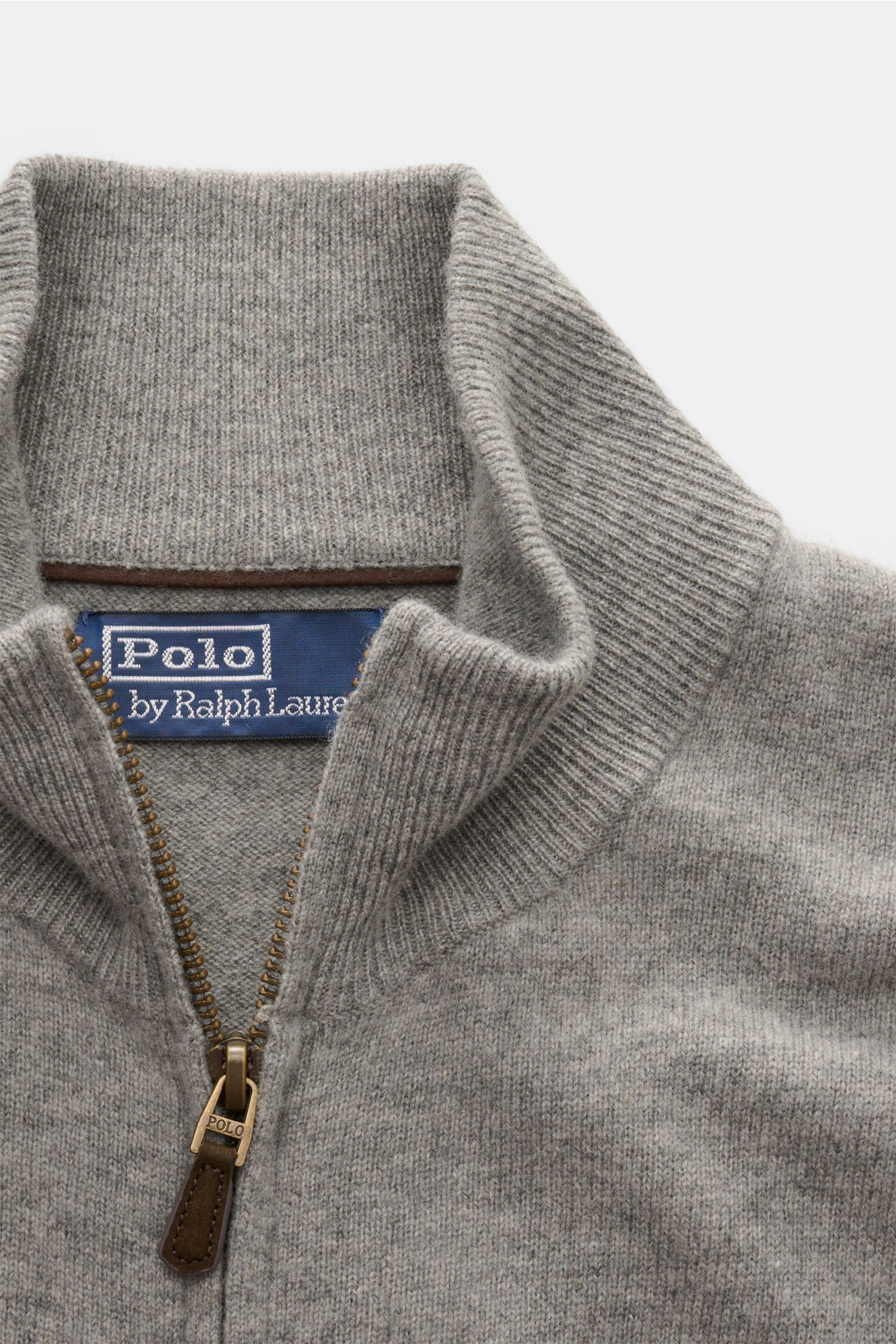 Nahaufnahme der Polo Ralph Lauren Strickjacke grau meliert von oben, aus reiner, softer Wolle mit Stehkragen und Zwei-Wege-Reißverschluss.