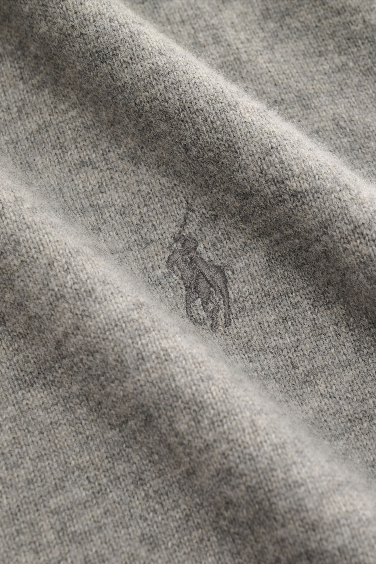 Nahaufnahme der Polo Ralph Lauren Strickjacke grau meliert aus weicher, reiner Wolle mit feinem Strickbild und gesticktem Logo.