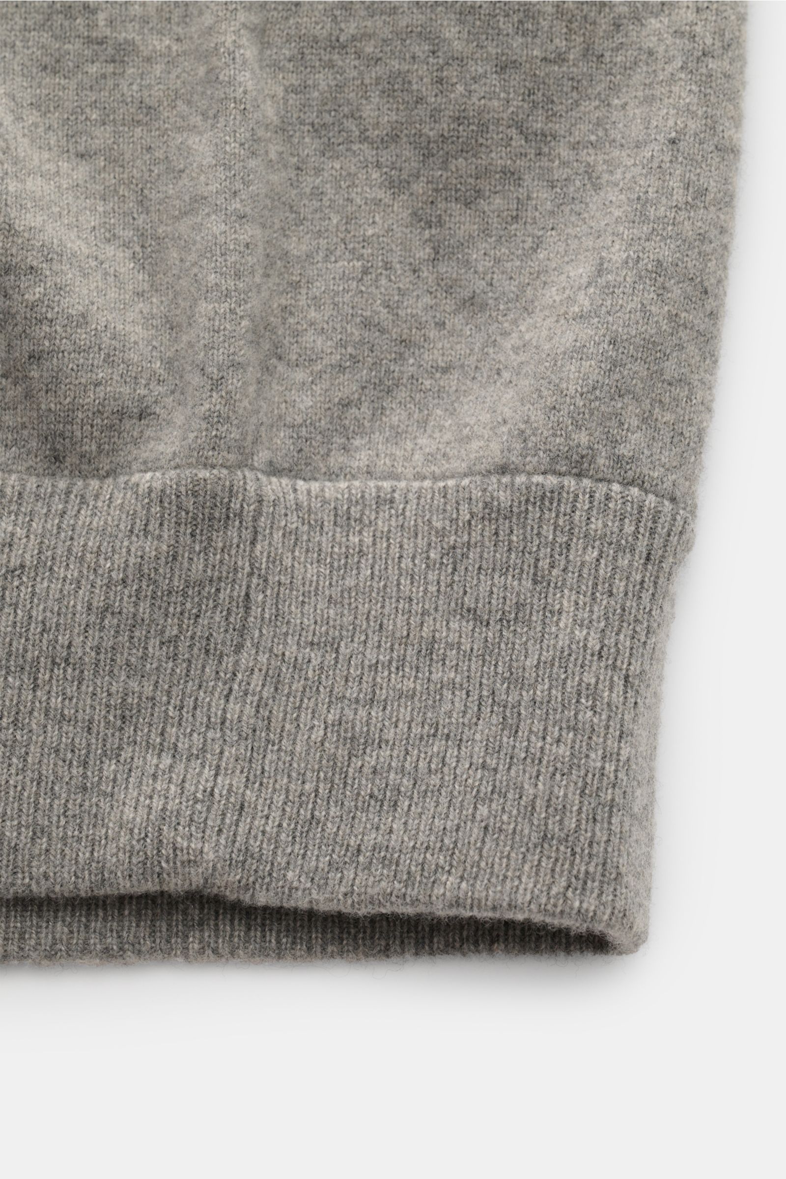 Polo Ralph Lauren Strickjacke grau meliert, Detailansicht Bündchen aus weicher, reiner Wolle mit feinem Strickbild, Regular Fit, Stehkragen, Zwei-Wege-Reißverschluss, schräge Taschen, elastische Rippbündchen.