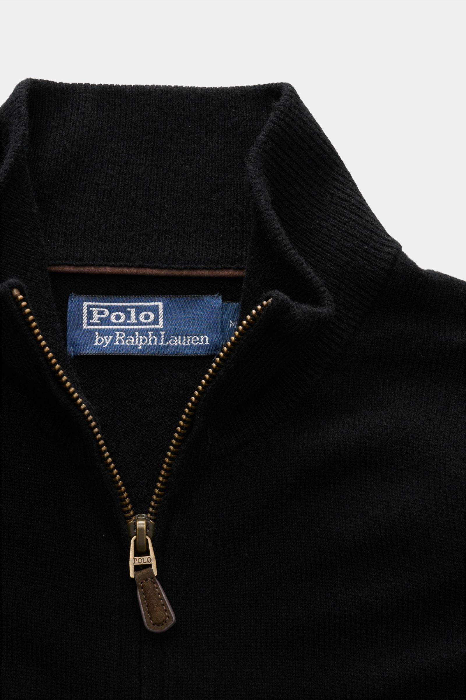 Nahaufnahme der Polo Ralph Lauren Strickjacke schwarz aus reiner, softer Wolle mit hoch schließendem Stehkragen und Zwei-Wege-Reißverschluss.