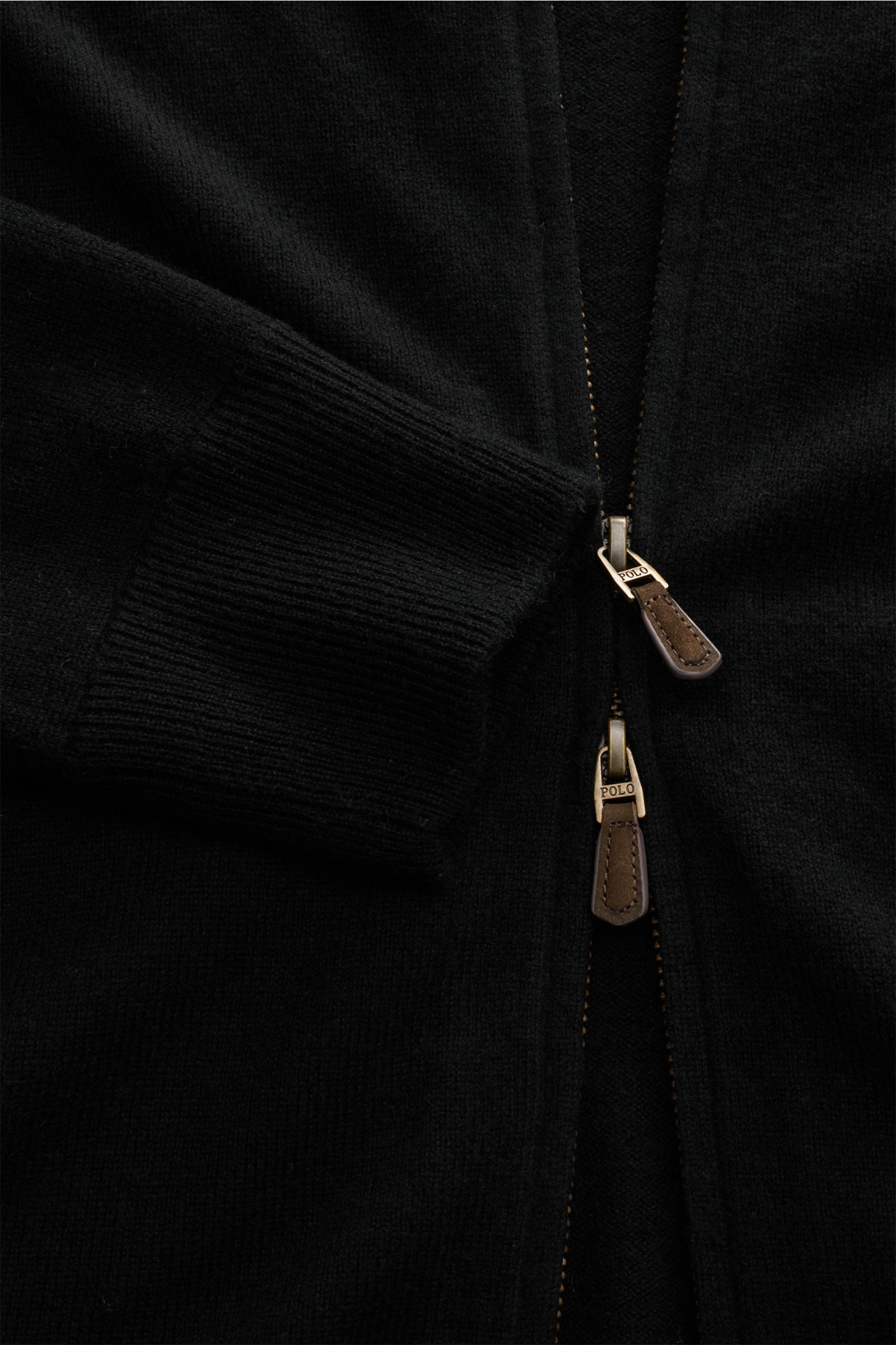 Polo Ralph Lauren Strickjacke schwarz aus reiner, softer Wolle, feines Strickbild, Regular Fit, Stehkragen, Zwei-Wege-Reißverschluss, schräge Taschen, elastische Rippbündchen, Detailansicht.