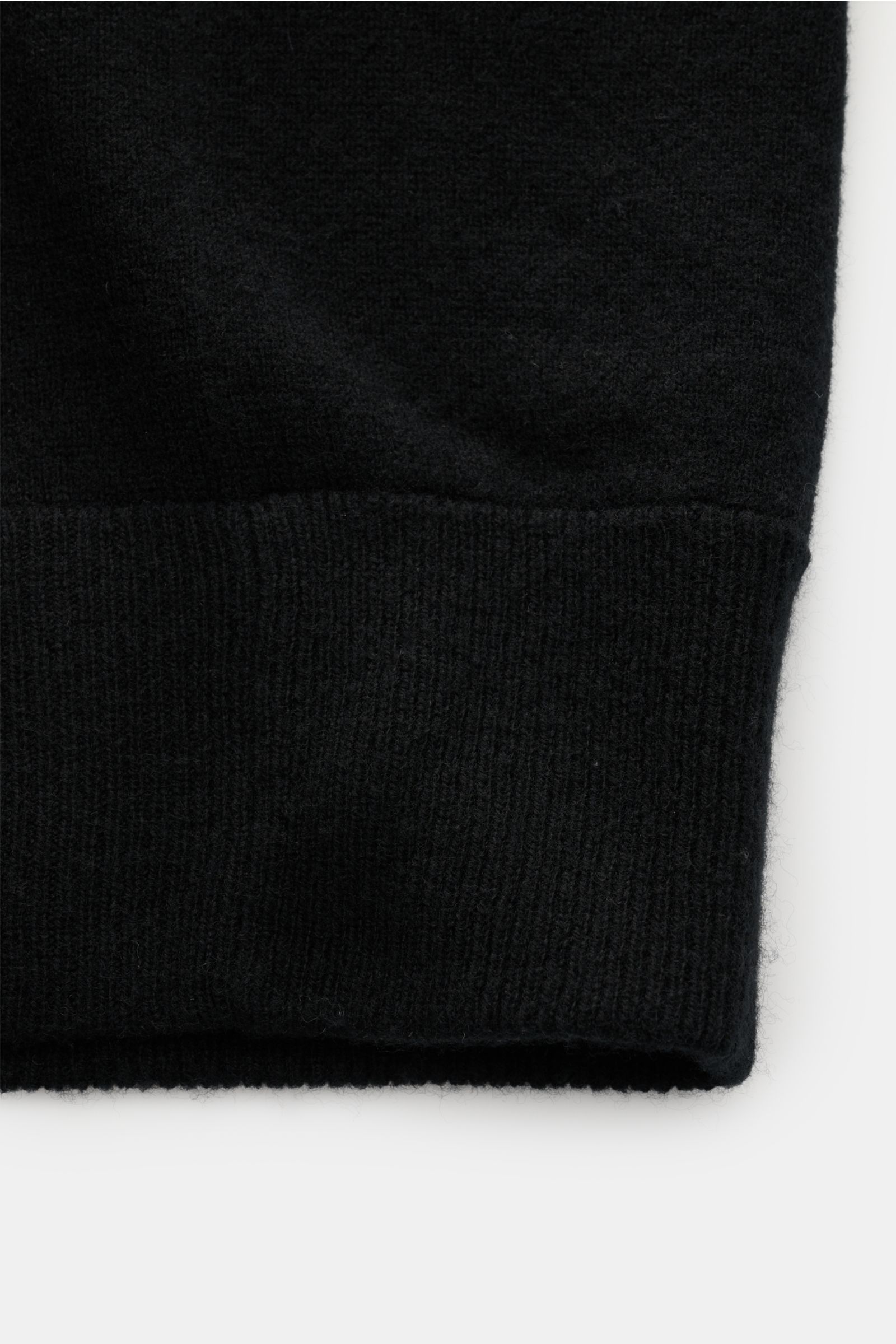 Polo Ralph Lauren Strickjacke schwarz aus reiner, softer Wolle, feines Strickbild, elastisches Rippbündchen, Detailaufnahme des Ärmels im Close-up.