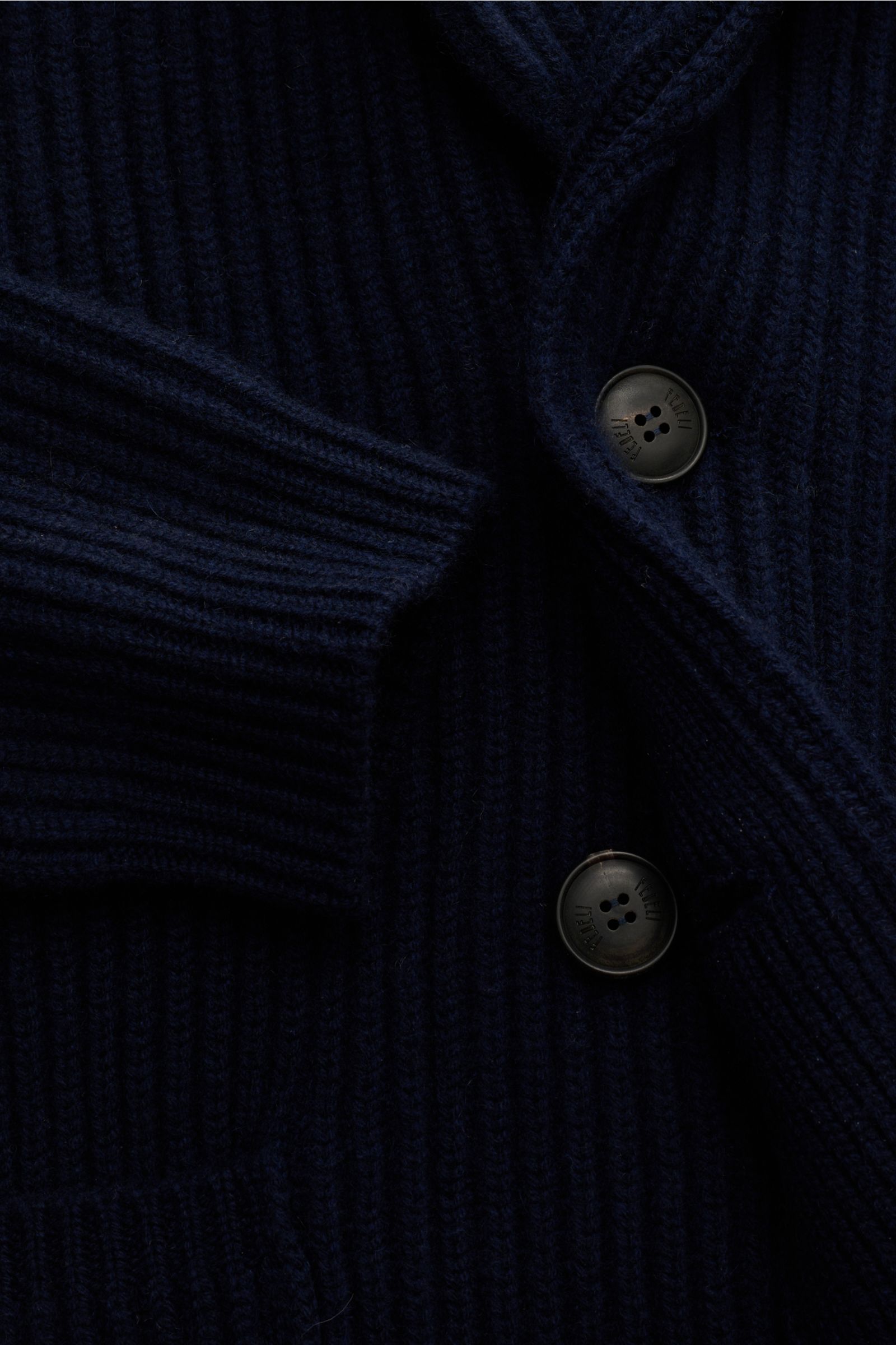 Nahaufnahme des Fedeli Cashmere Cardigan 'Terminillo' navy von oben, zeigt voluminösen Grobstrick, Schalkragen, Hornknöpfe und Rippbündchen.