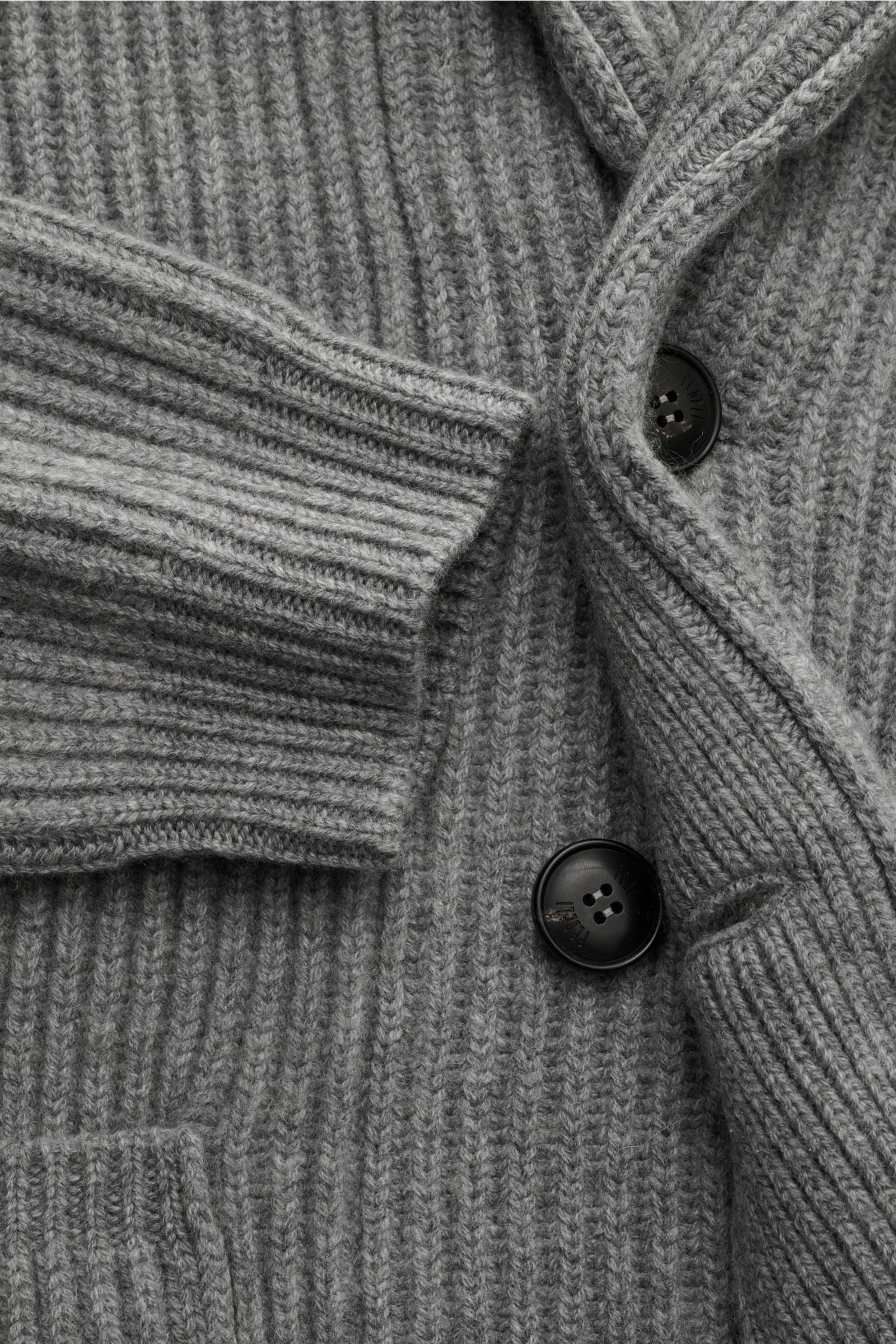 Fedeli Cashmere Cardigan 'Terminillo' grau meliert in Nahaufnahme, Grobstrick, Schalkragen, Hornknöpfe, Hüfttaschen, weicher Griff, Patentmuster
