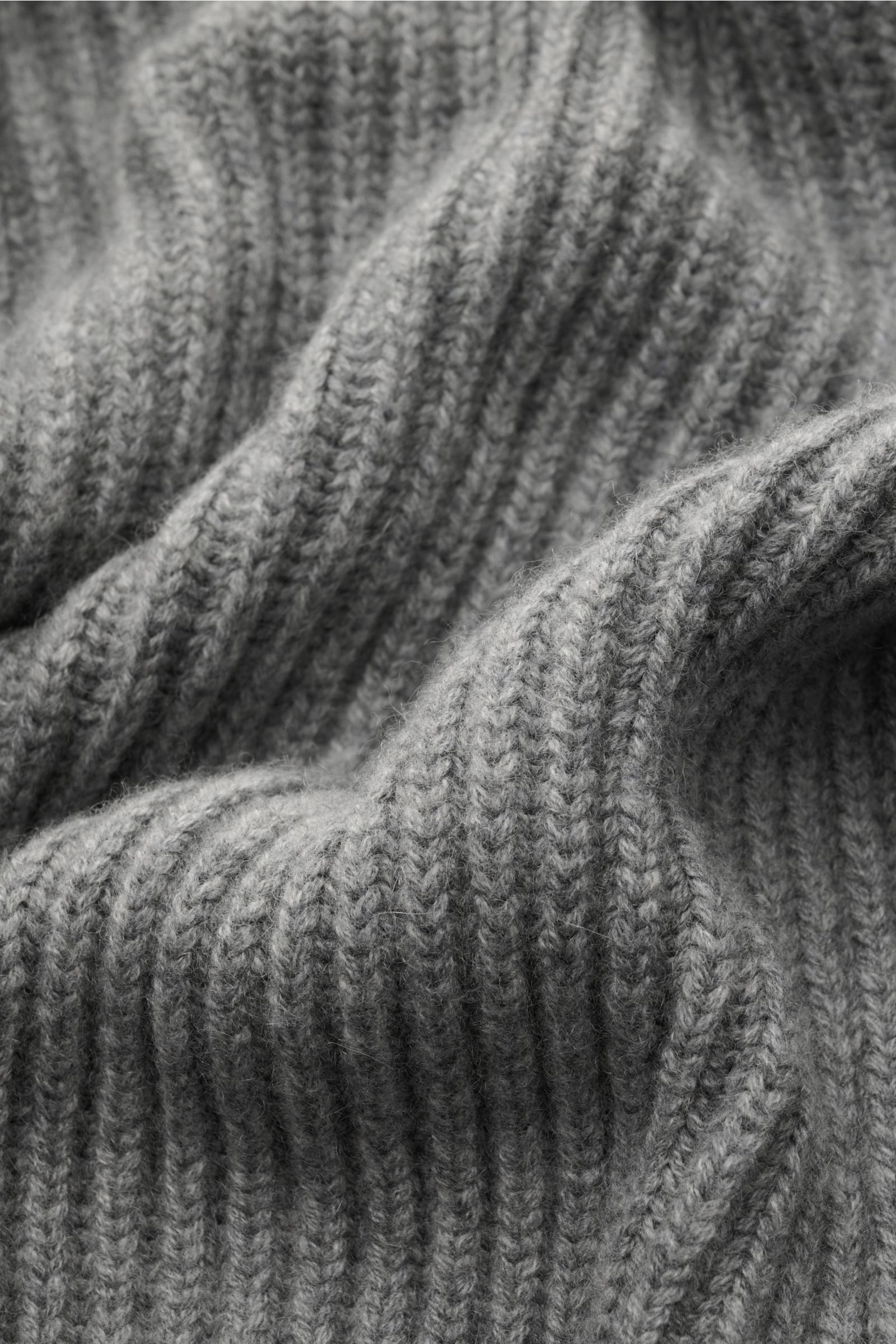 Nahaufnahme des voluminösen Patent-Strickmusters des Fedeli Cashmere Cardigan 'Terminillo' grau meliert aus weichem, reinem Cashmere.