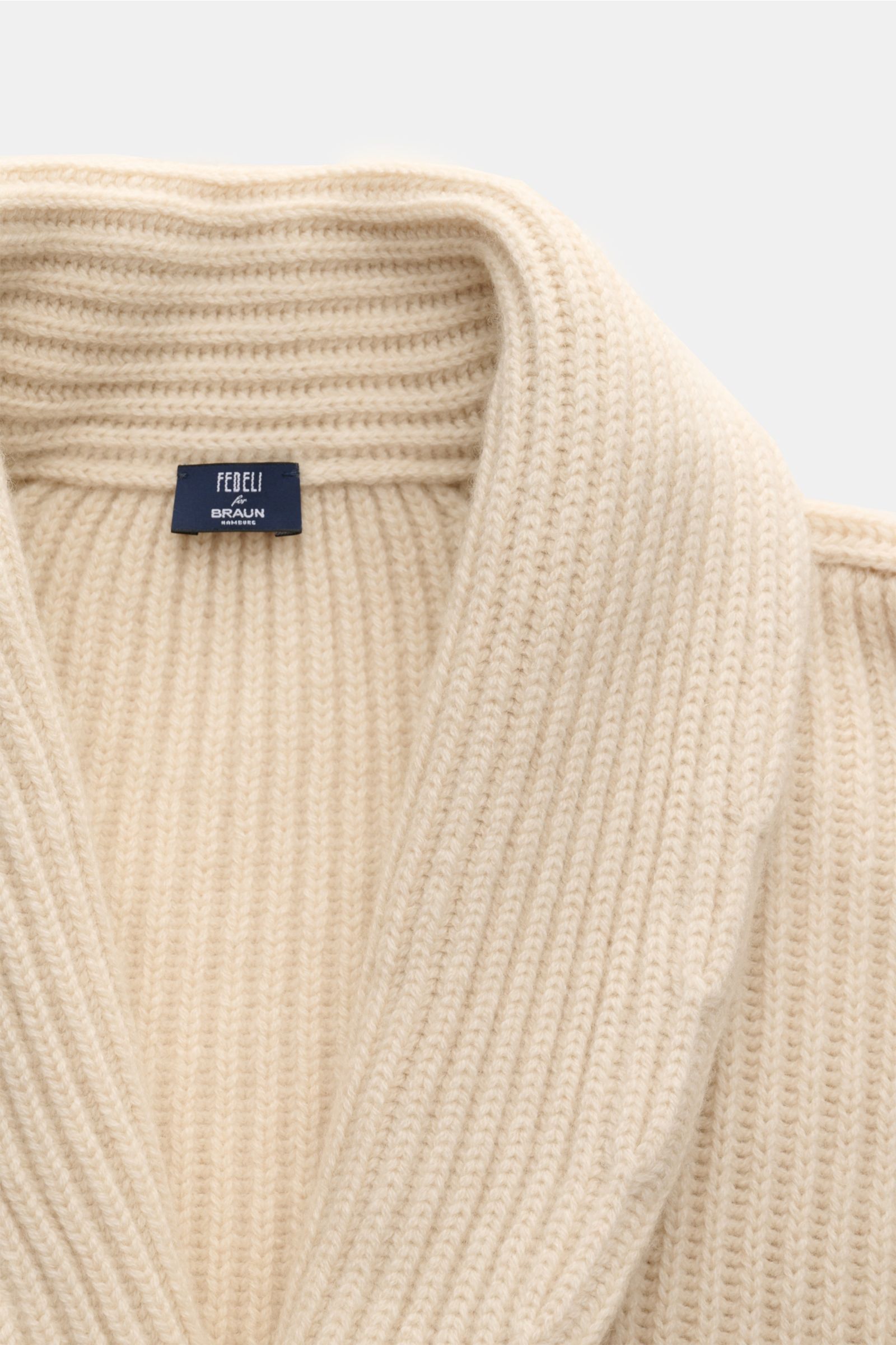 Fedeli Cashmere Cardigan 'Terminillo' creme, grob gestrickt, Schalkragen, Hornknöpfe, Hüfttaschen, Rippbündchen, Nahaufnahme von oben