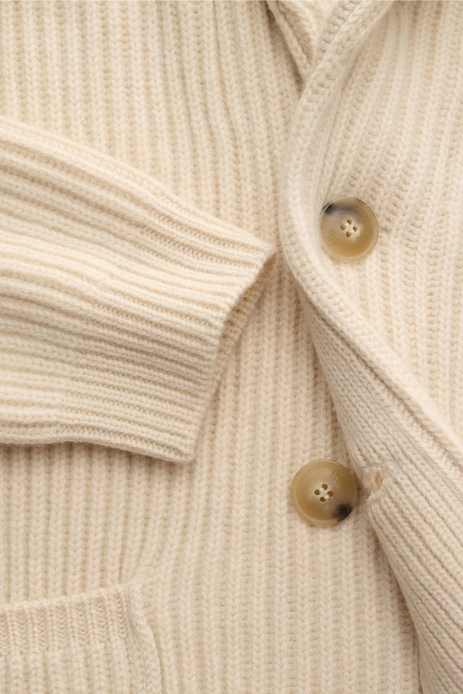Fedeli Cashmere Cardigan 'Terminillo' creme in Nahaufnahme von oben, grob gestrickt mit Schalkragen, Hornknöpfen, Hüfttaschen.
