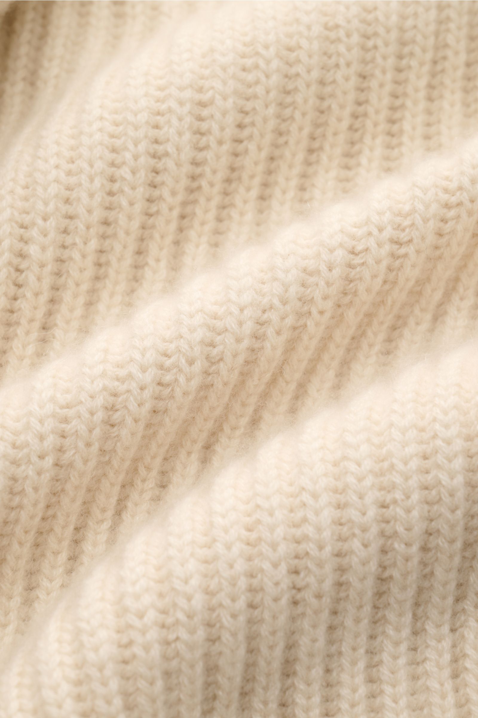 Fedeli Cashmere Cardigan 'Terminillo' creme, Detailaufnahme des voluminösen, weichen Patent-Strickmusters aus reinem Cashmere.