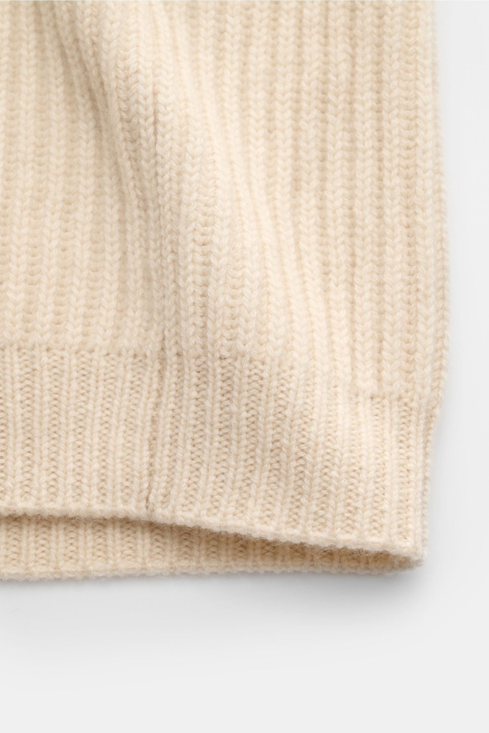 Fedeli Cashmere Cardigan 'Terminillo' creme in Nahaufnahme von unten, voluminöses Patent-Strickmuster, weicher Griff, Rippbündchen.