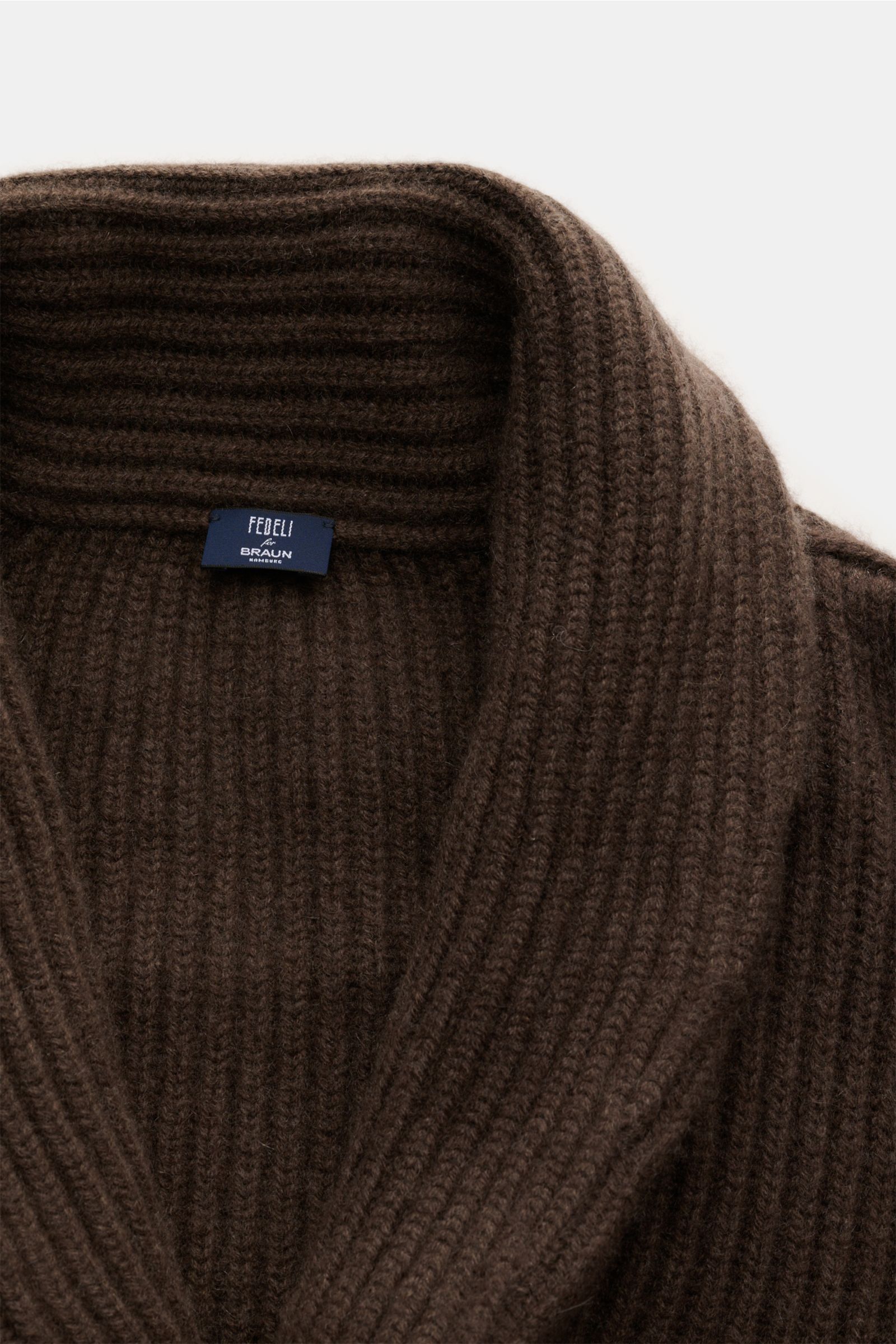 Nahaufnahme des Fedeli Cashmere Cardigan 'Terminillo' braun mit markantem Schalkragen und voluminösem, weichem Patent-Strickmuster.