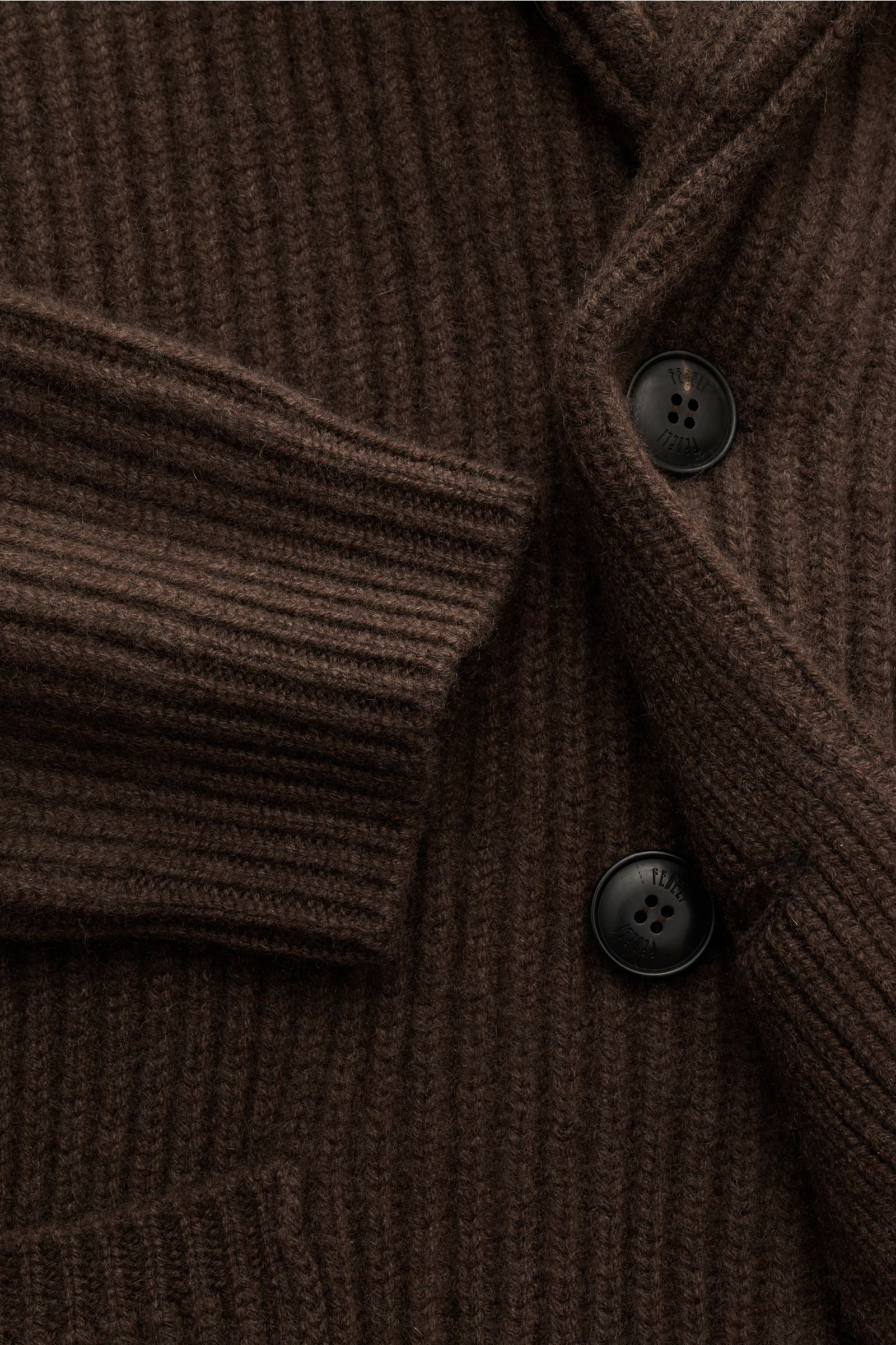 Nahaufnahme von braunem Fedeli Cashmere Cardigan 'Terminillo' mit voluminösem Patent-Strick, Schalkragen, Hornknöpfen und Rippbündchen.
