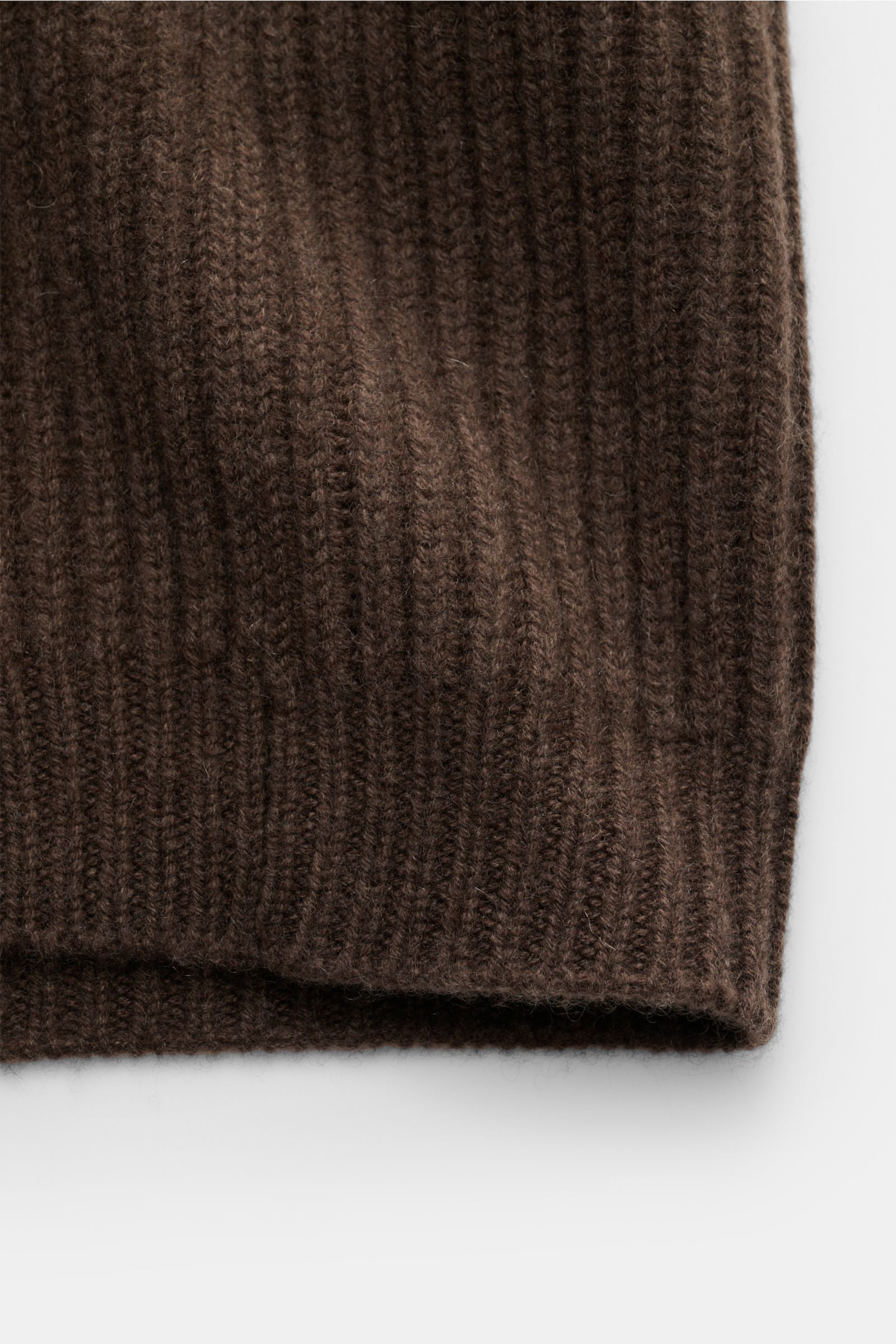 Fedeli Cashmere Cardigan 'Terminillo' braun Nahaufnahme des voluminösen Patent-Grobstricks mit weichem Griff und Rippbündchen.