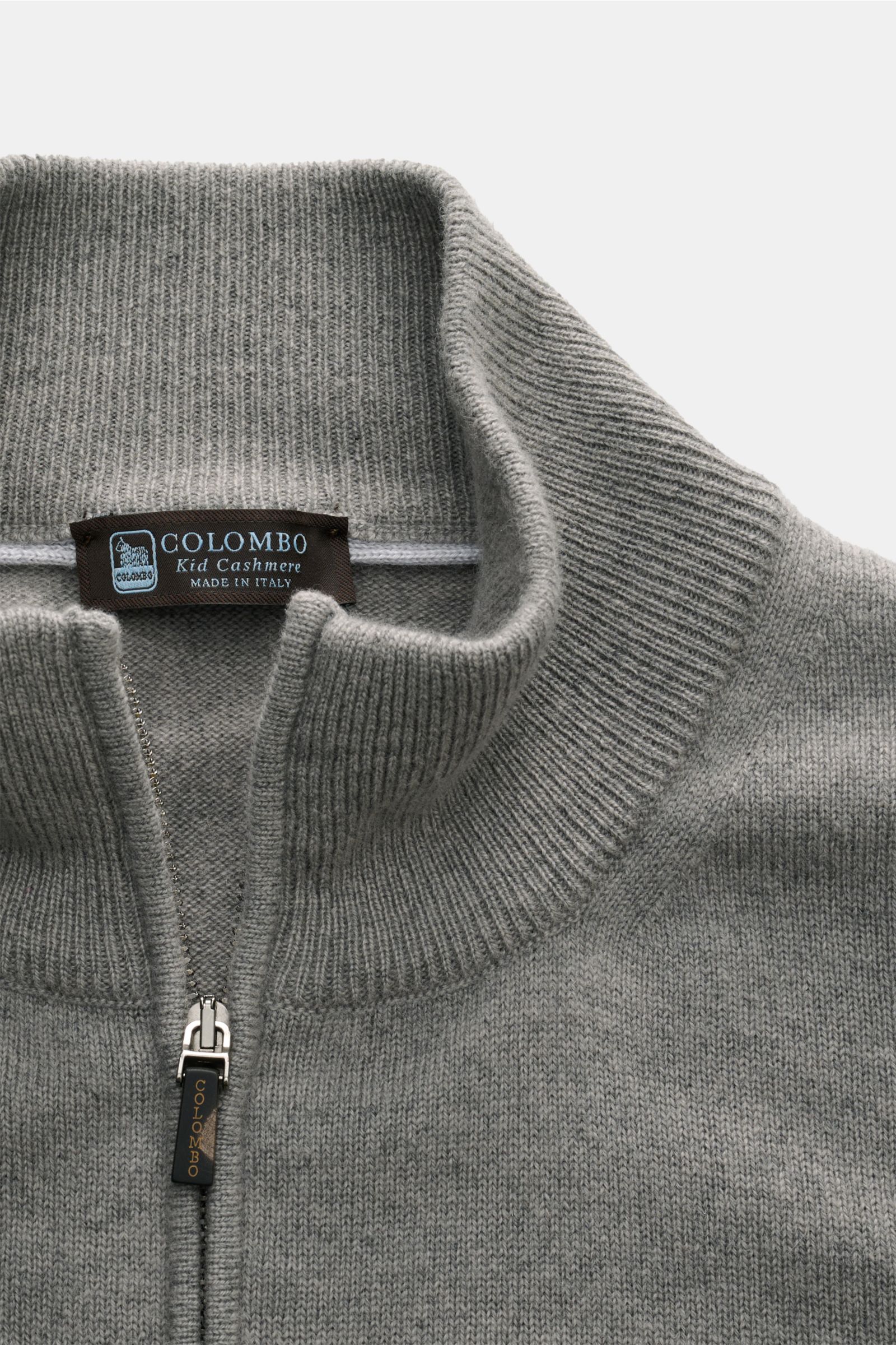 Nahaufnahme der Colombo Cashmere Strickjacke grau, reiner Kid Cashmere, weicher Griff, feines Strickbild, Slim Fit, Stehkragen, Zwei-Wege-Reißverschluss mit Horn-Pull-Tabs, flexible Rippbündchen.