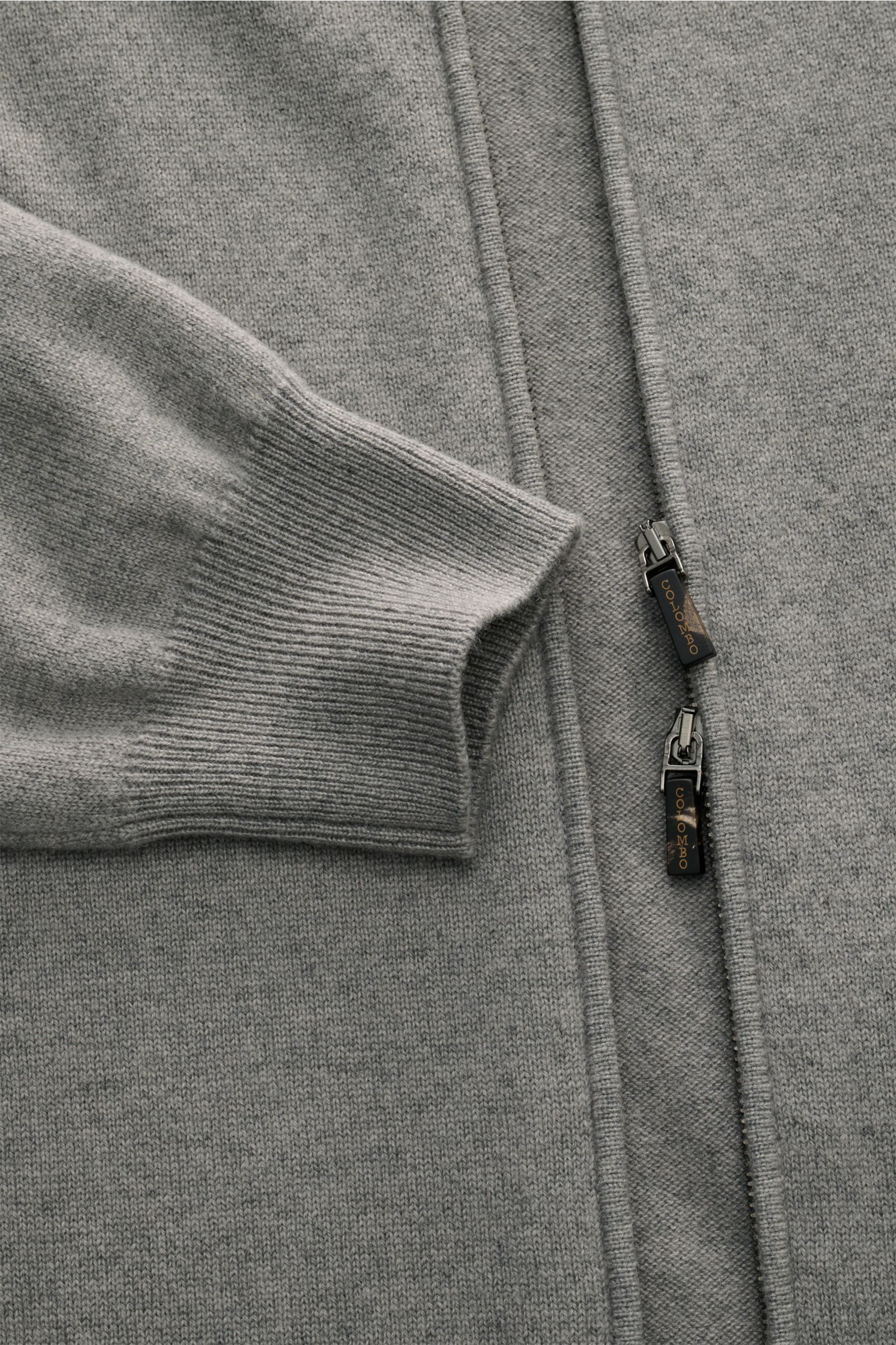 Colombo Cashmere Strickjacke grau, Detailaufnahme von oben, reiner Kid Cashmere, weicher Griff, feines Strickbild, leichte Qualität, Slim Fit, Stehkragen, Zwei-Wege-Reißverschluss mit Horn-Pull-Tabs, flexible Rippbündchen.