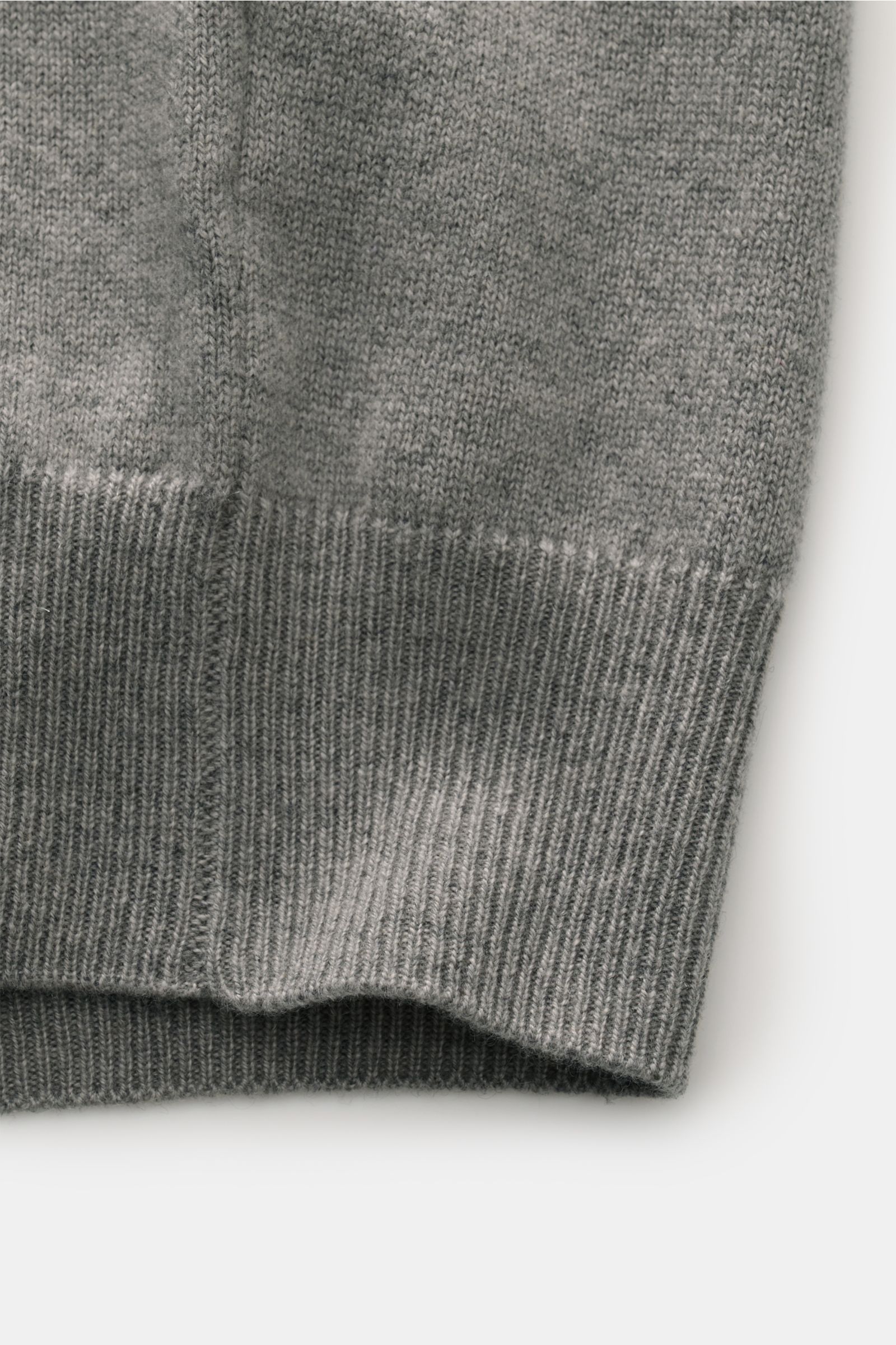 Nahaufnahme der Colombo Cashmere Strickjacke grau von unten, zeigt weichen Griff, reinen Kid Cashmere, sehr feines Strickbild, leichte Qualität, Slim Fit, flexible Rippbündchen, anliegenden Stehkragen, feinen Zwei-Wege-Reißverschluss und Pull-Tabs aus Hor