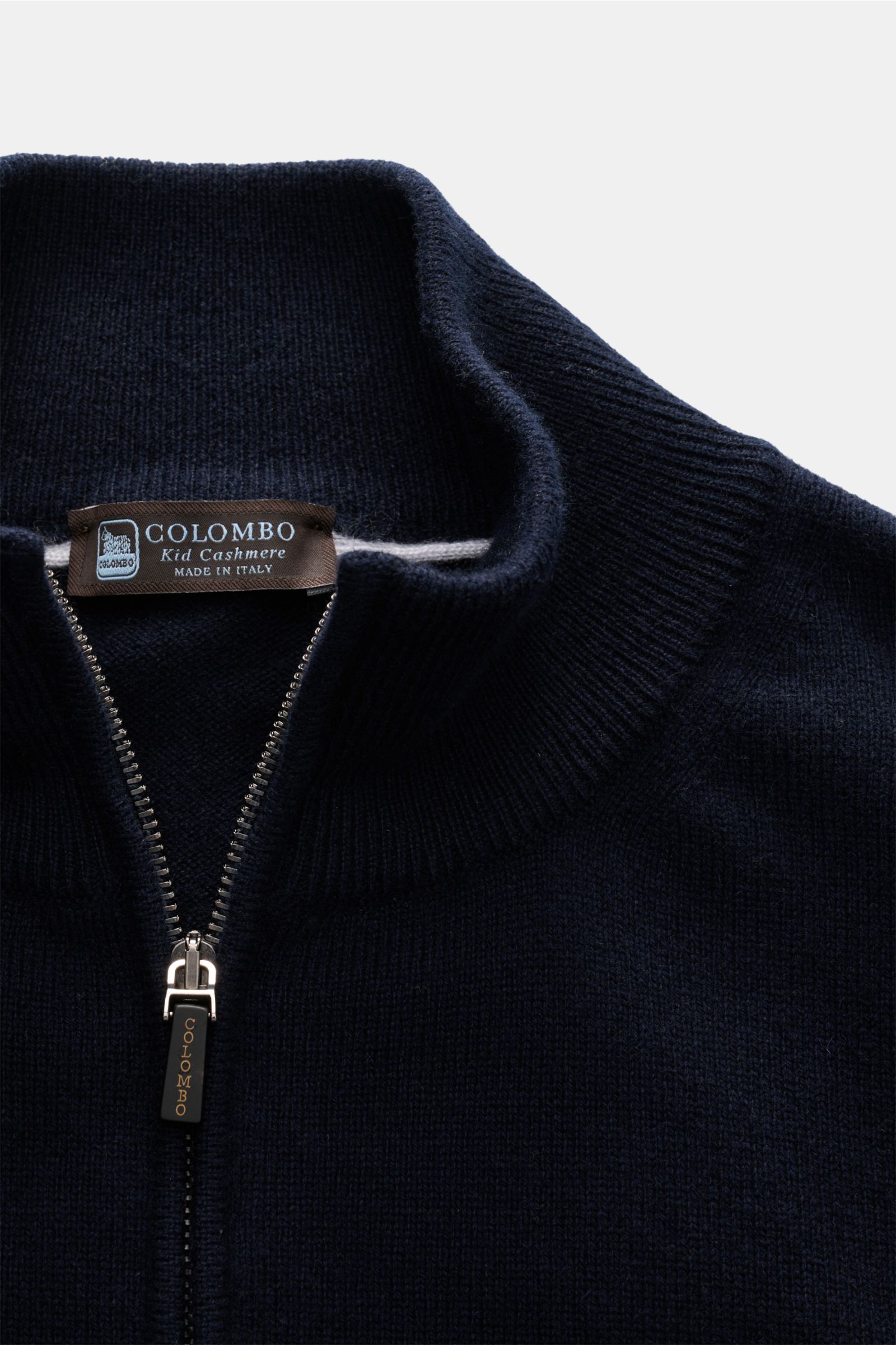 Colombo Cashmere Strickjacke navy, Detailaufnahme von oben, reiner Kid Cashmere, weicher Griff, feines Strickbild, Slim Fit, Stehkragen, Zwei-Wege-Reißverschluss mit Horn-Pull-Tabs, flexible Rippbündchen, leichte Qualität.