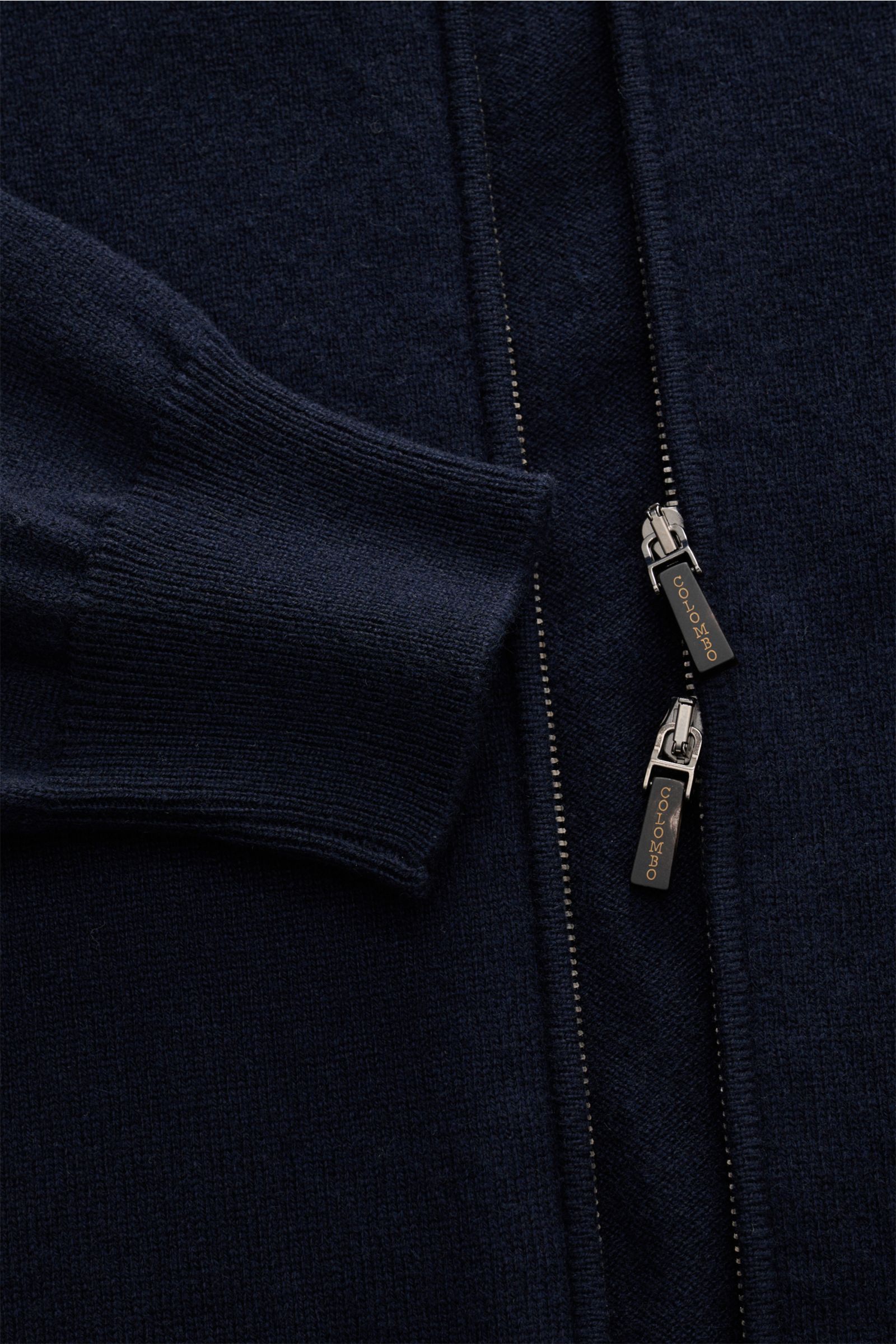 Nahaufnahme der Colombo Cashmere Strickjacke navy, zeigt weichen reinen Kid Cashmere, Slim Fit, anliegenden Stehkragen, feinen Zwei-Wege-Reißverschluss mit Pull-Tabs aus Horn und flexible Rippbündchen, sehr feines Strickbild, leichte Qualität, fotografier