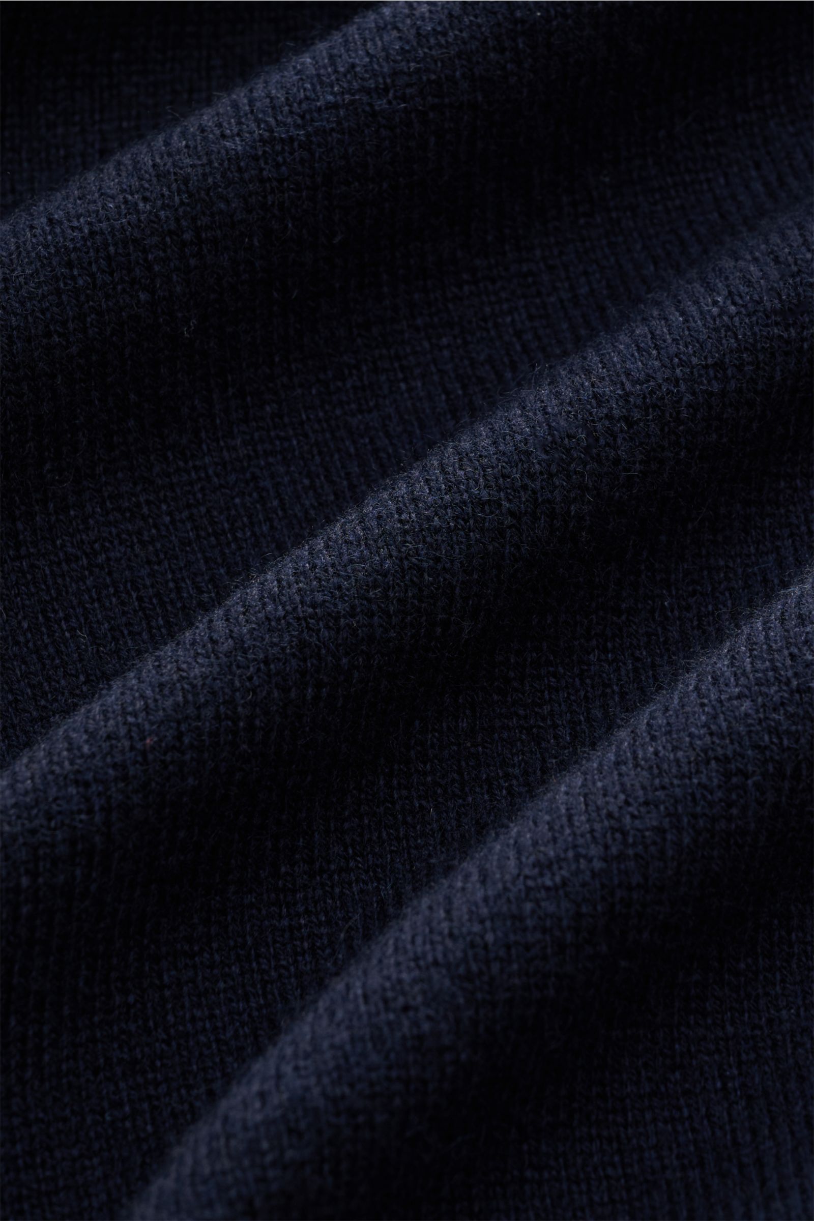 Nahaufnahme der Colombo Cashmere Strickjacke navy aus reiner Kid Cashmere, weicher Griff, feinem Strickbild, leichter Qualität, Slim Fit mit Stehkragen, Zwei-Wege-Reißverschluss, Horn-Pull-Tabs und flexiblen Rippbündchen.