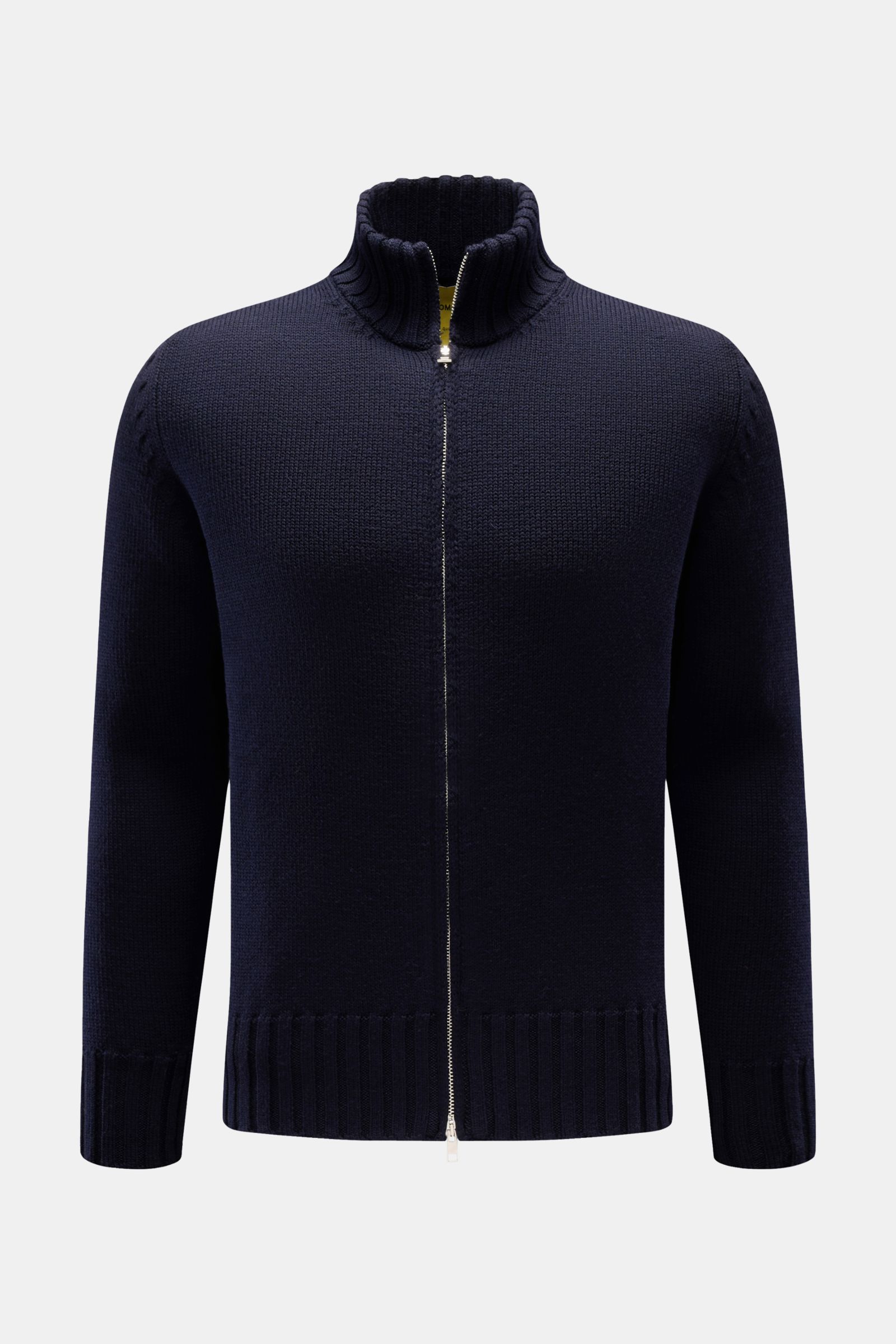 Front view of B.F. Knitwear Merino Strickjacke navy, a slim fit cardigan made of pure merino wool with soft texture, medium knit, two-way zipper, high stand collar, round neckline, and comfortable ribbed cuffs. Hochwertiger Allrounder für kühle Tage: Die 
