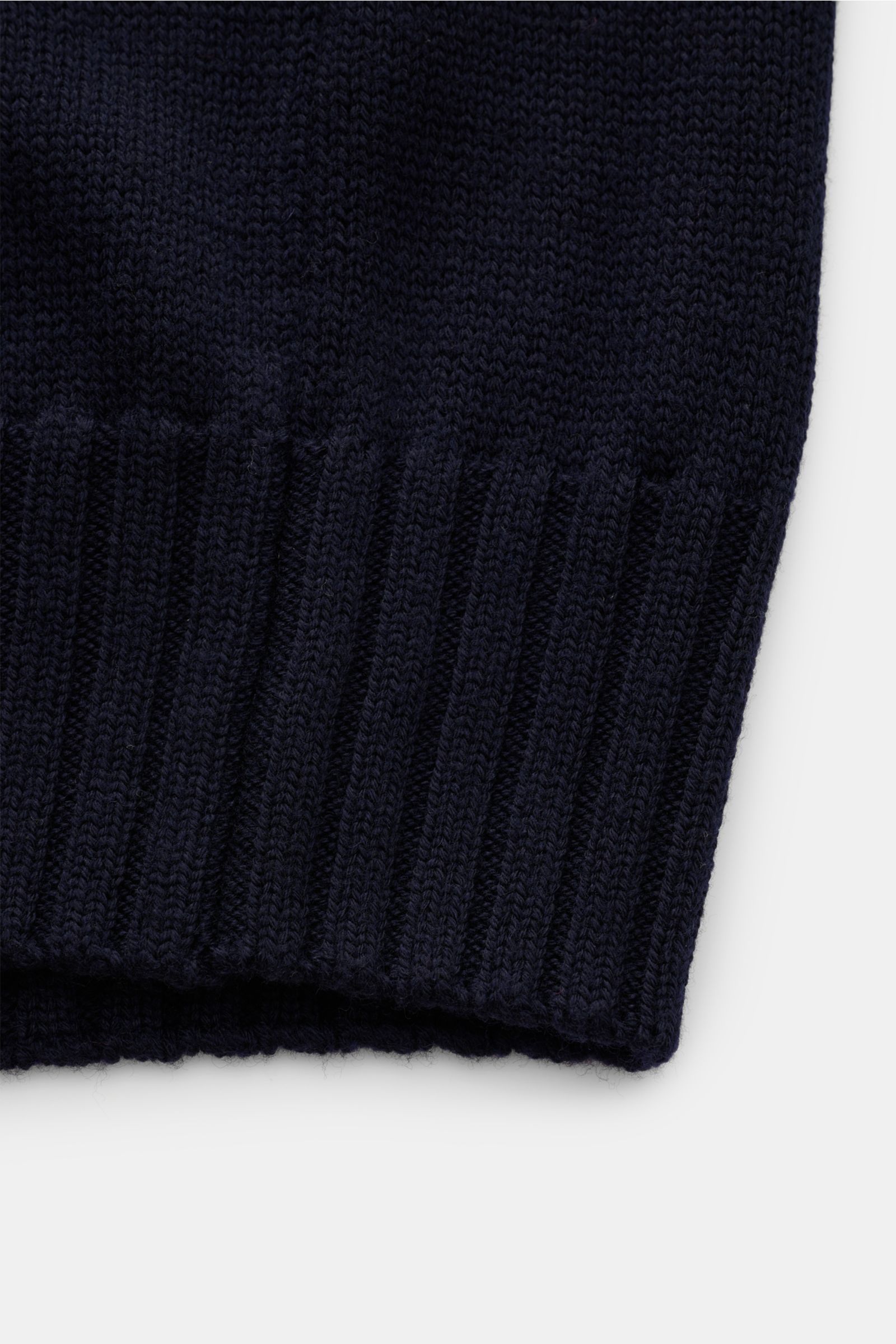 Close-up view of the ribbed cuff of the B.F. Knitwear Merino Strickjacke navy, showing the soft, medium-knit texture of pure merino wool. Hochwertiger Allrounder für kühle Tage: Die Strickjacke von B.F. KNITWEAR aus geschmeidiger Merinowolle mit hochschli