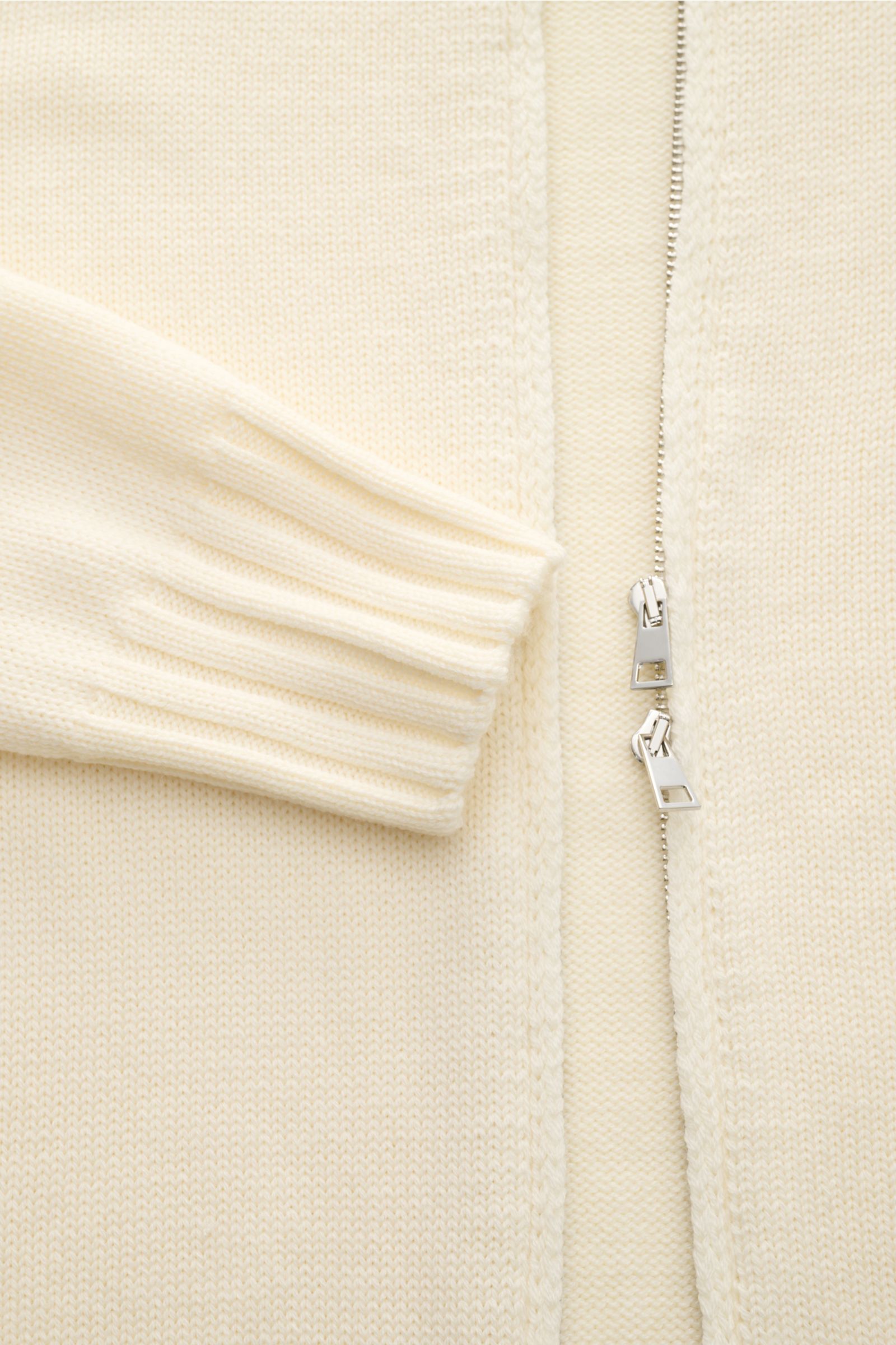 B.F. Knitwear Merino Strickjacke creme aus reiner Merinowolle, Slim Fit, mit Stehkragen, Zwei-Wege-Reißverschluss, Rippbündchen, Detailaufnahme Frontansicht.