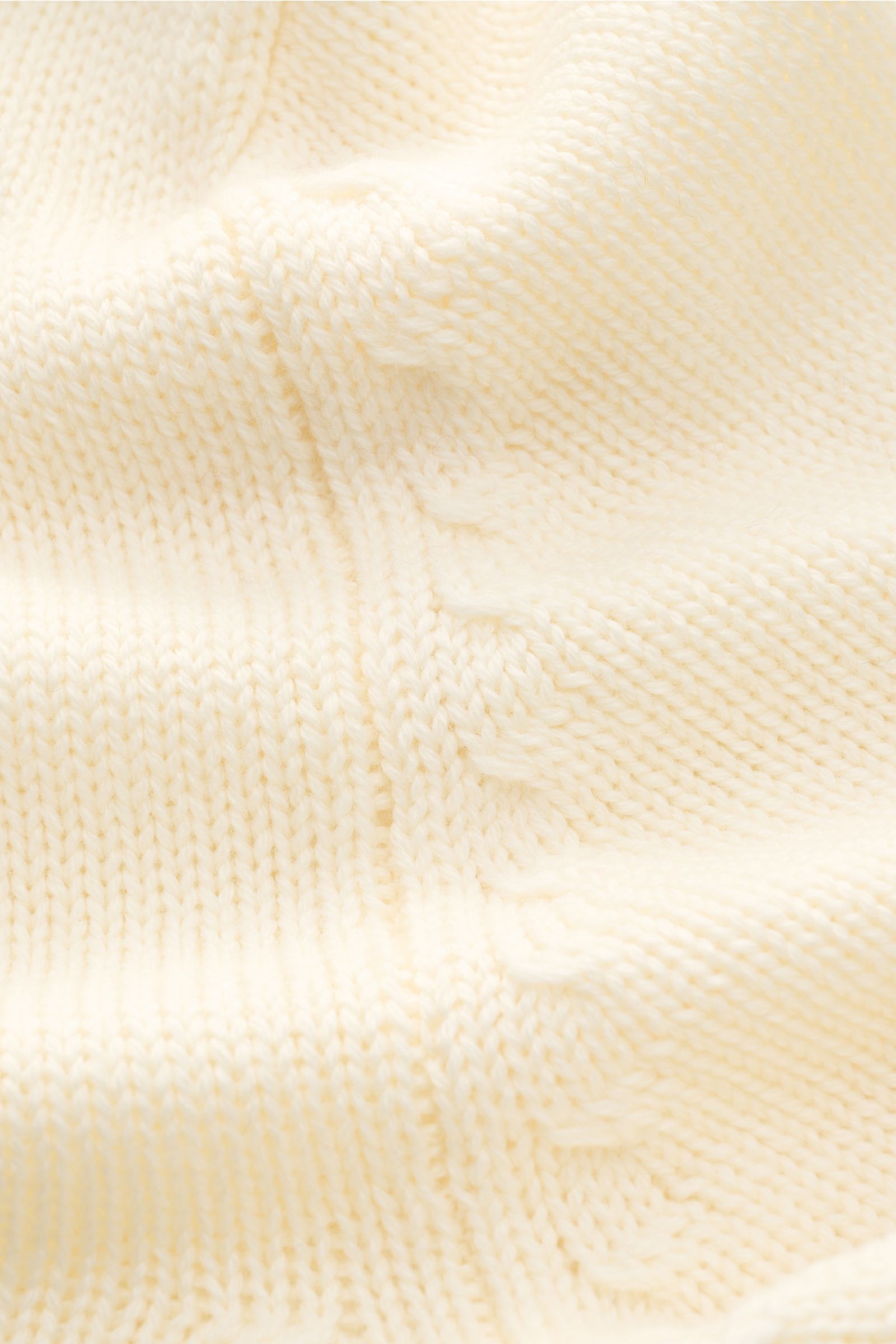 B.F. Knitwear Merino Strickjacke creme, Detailaufnahme des mittelgroben Strickbilds aus reiner Merinowolle mit weichem Griff.