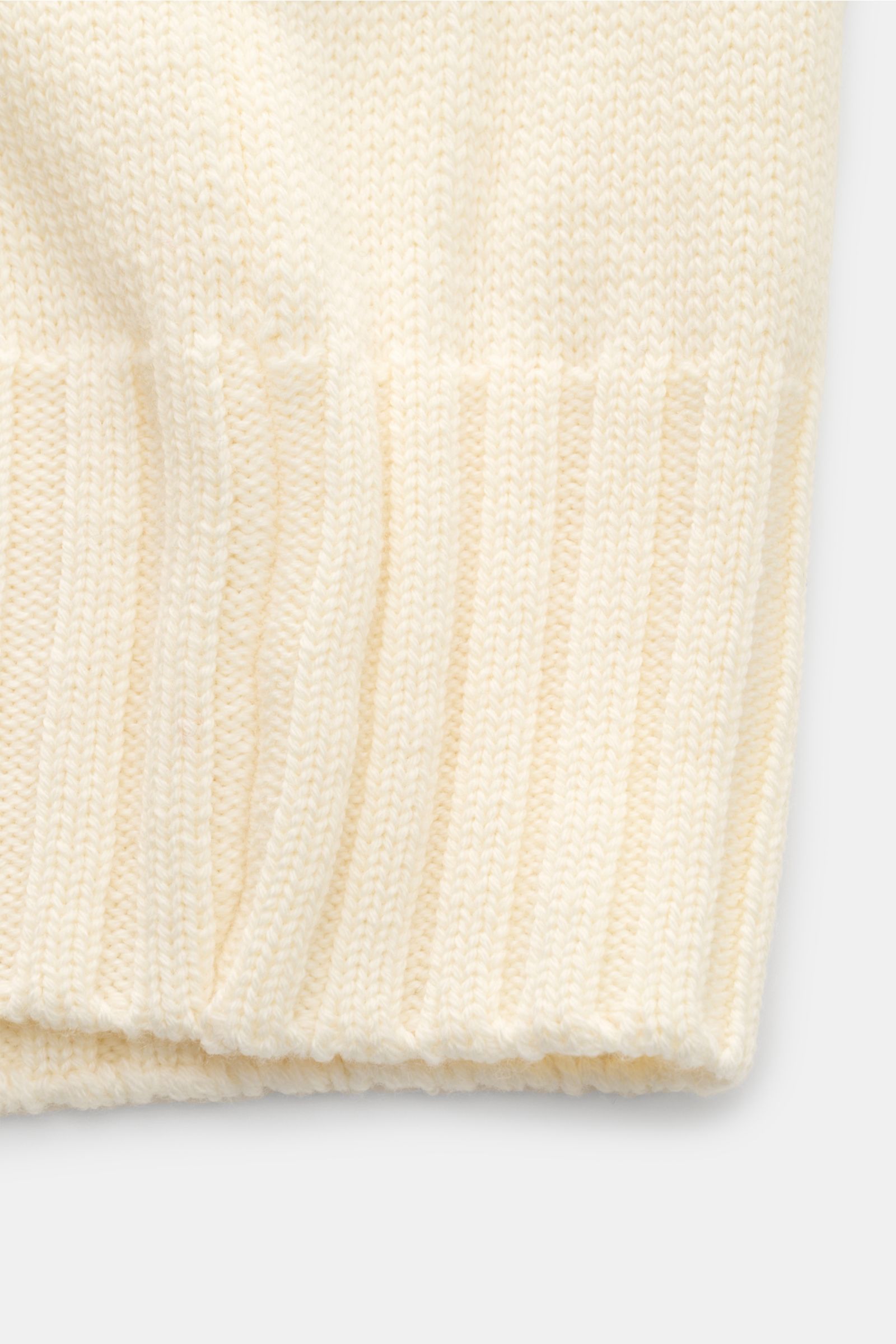 B.F. Knitwear Merino Strickjacke creme, Detailaufnahme des weichen, mittelgroben Strickbilds und komfortabler Rippbündchen aus reiner Merinowolle.