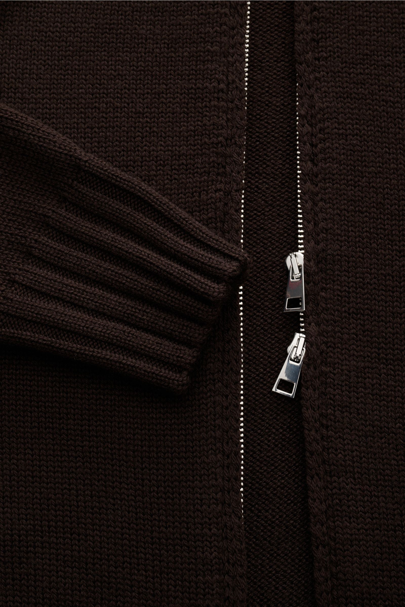 Nahaufnahme der dunkelbraunen B.F. Knitwear Merino Strickjacke aus reiner Merinowolle mit zwei-Wege-Reißverschluss, Stehkragen, Rippbündchen und mittlerem Strickbild.