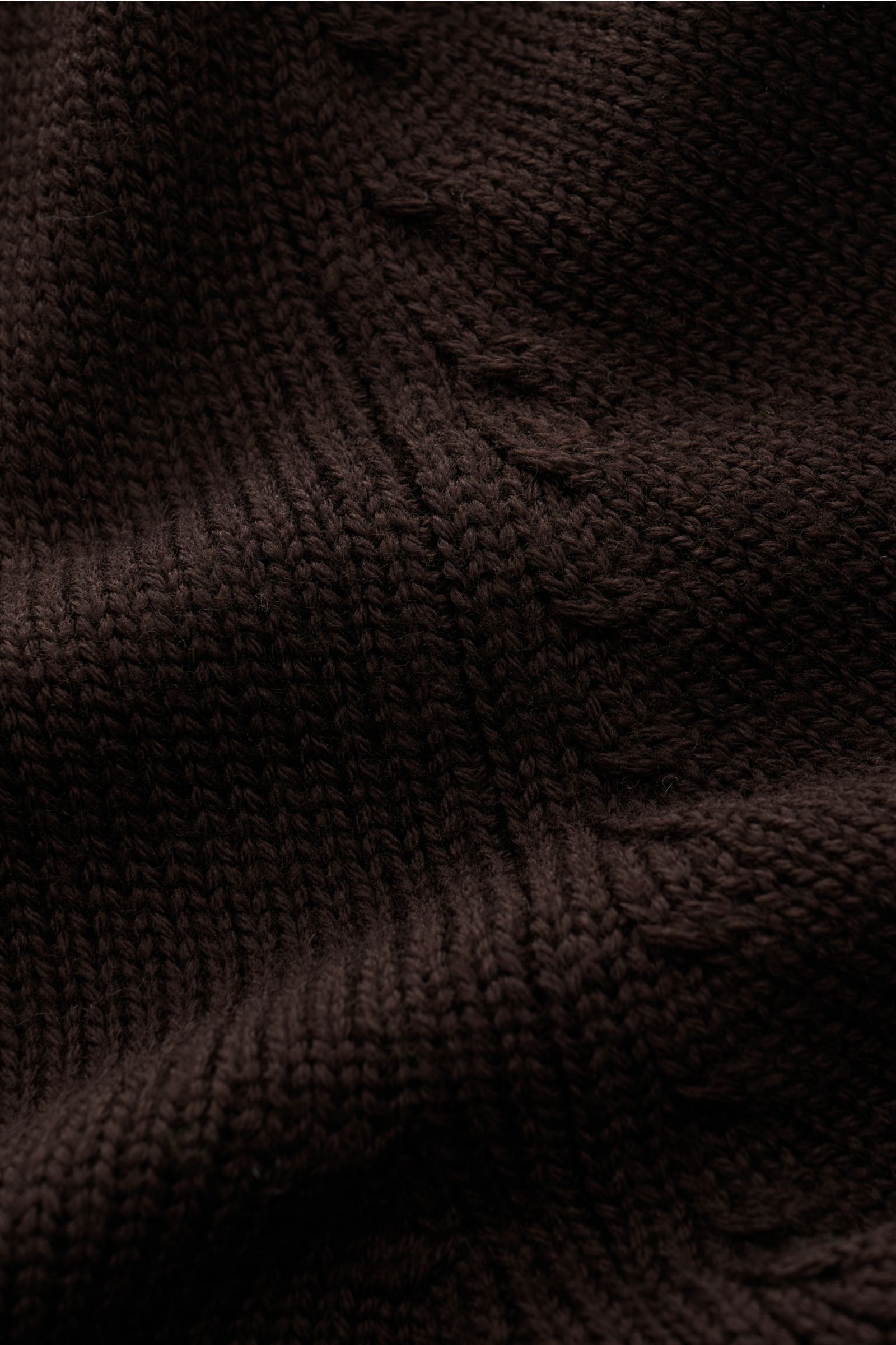 Nahaufnahme der dunkelbraunen B.F. Knitwear Merino Strickjacke mit mittelgrobem Strickbild aus weicher, reiner Merinowolle.