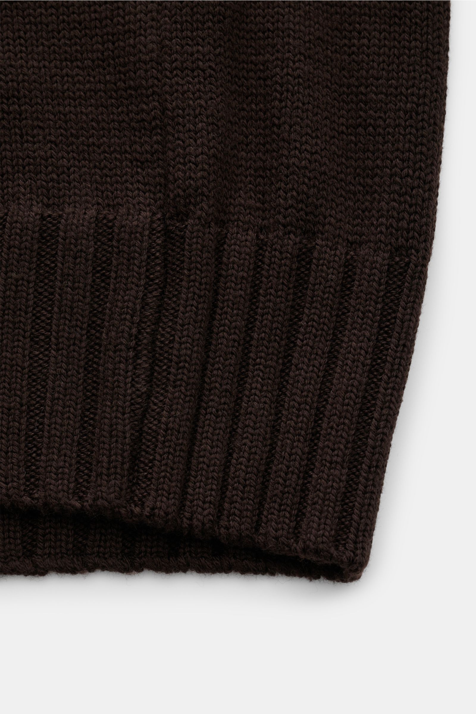 B.F. Knitwear Merino Strickjacke dunkelbraun, Detailaufnahme des weich gestrickten Rippbündchens aus reiner Merinowolle, Slim Fit, Stehkragen.
