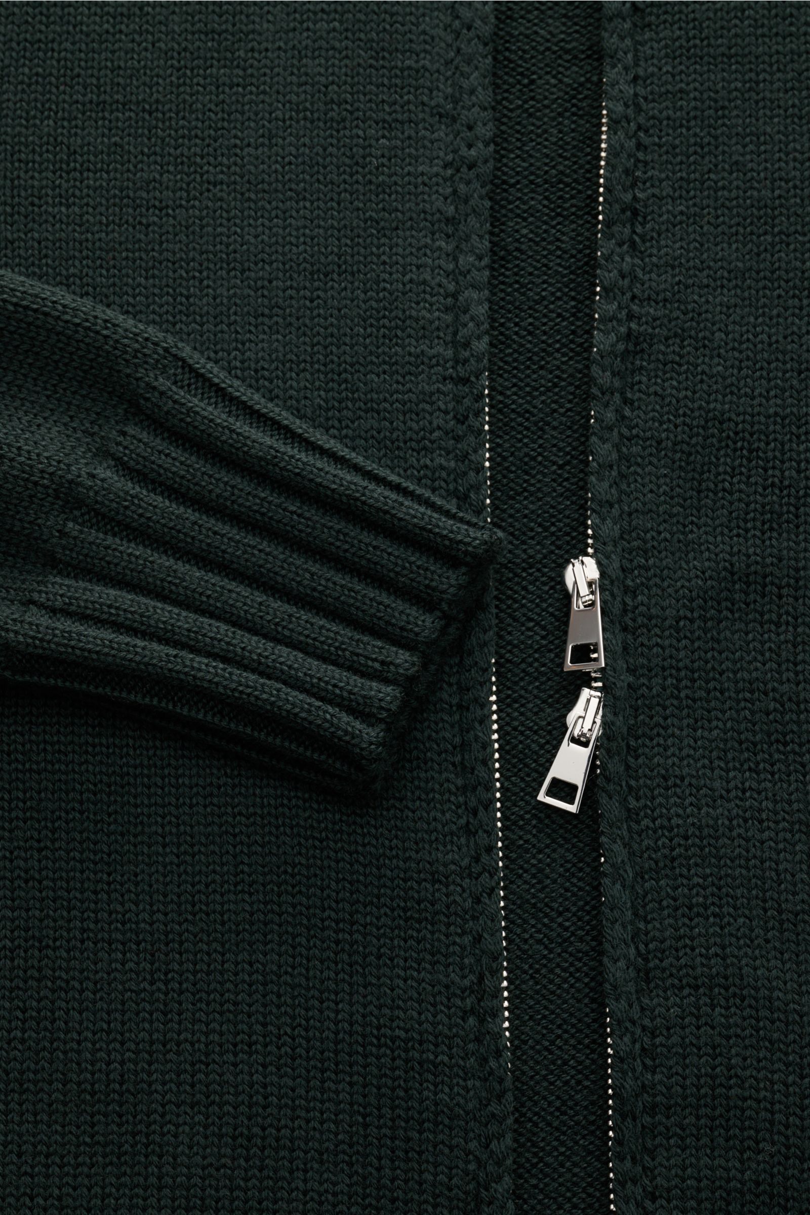 Nahaufnahme der dunkelgrünen B.F. Knitwear Merino Strickjacke mit Slim Fit, Zwei-Wege-Reißverschluss, Stehkragen und Rippbündchen aus weicher Merinowolle.