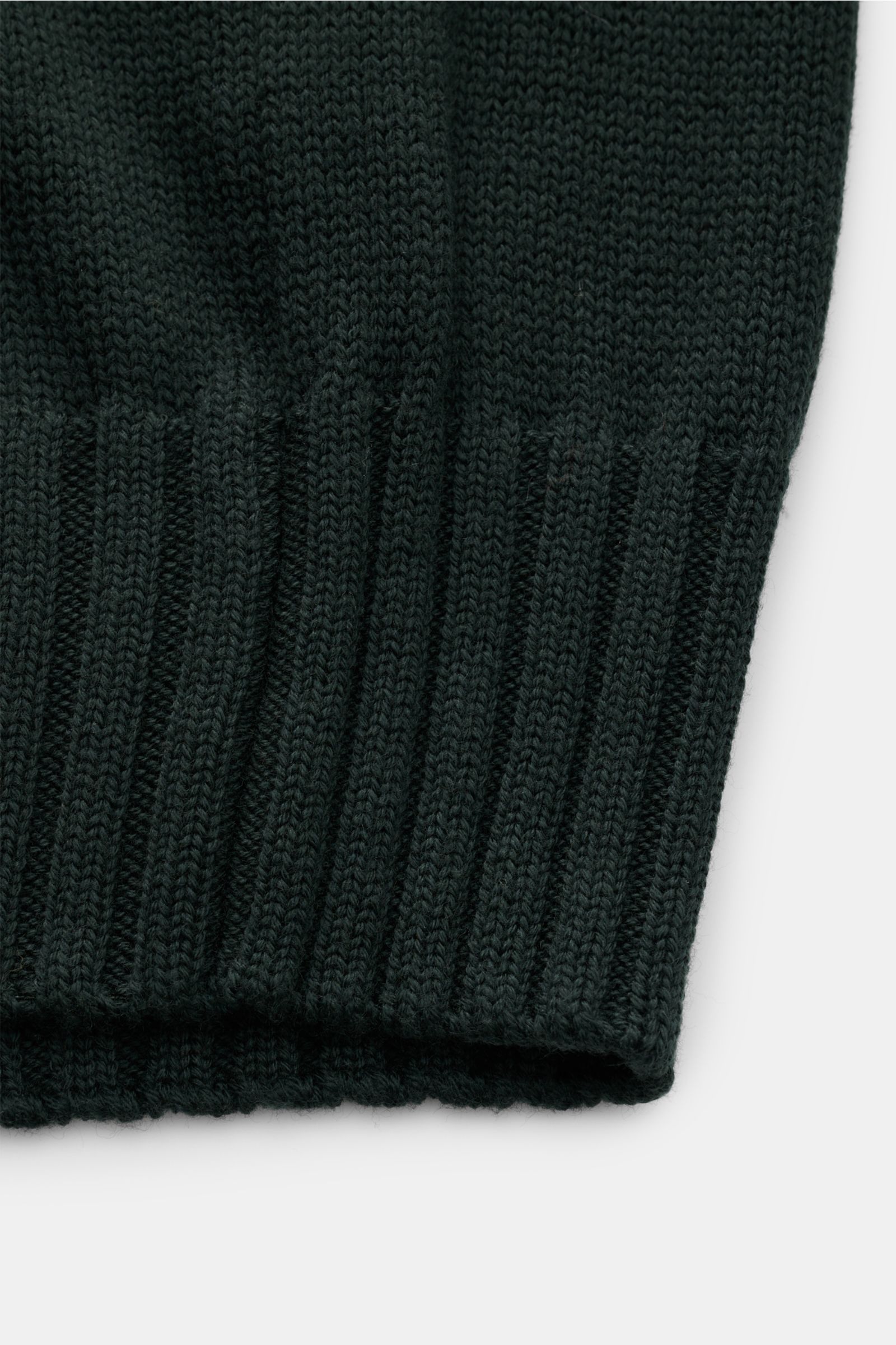 Nahaufnahme der B.F. Knitwear Merino Strickjacke dunkelgrün mit weichem, mittelgrobem Strick und komfortablem Rippbündchen.