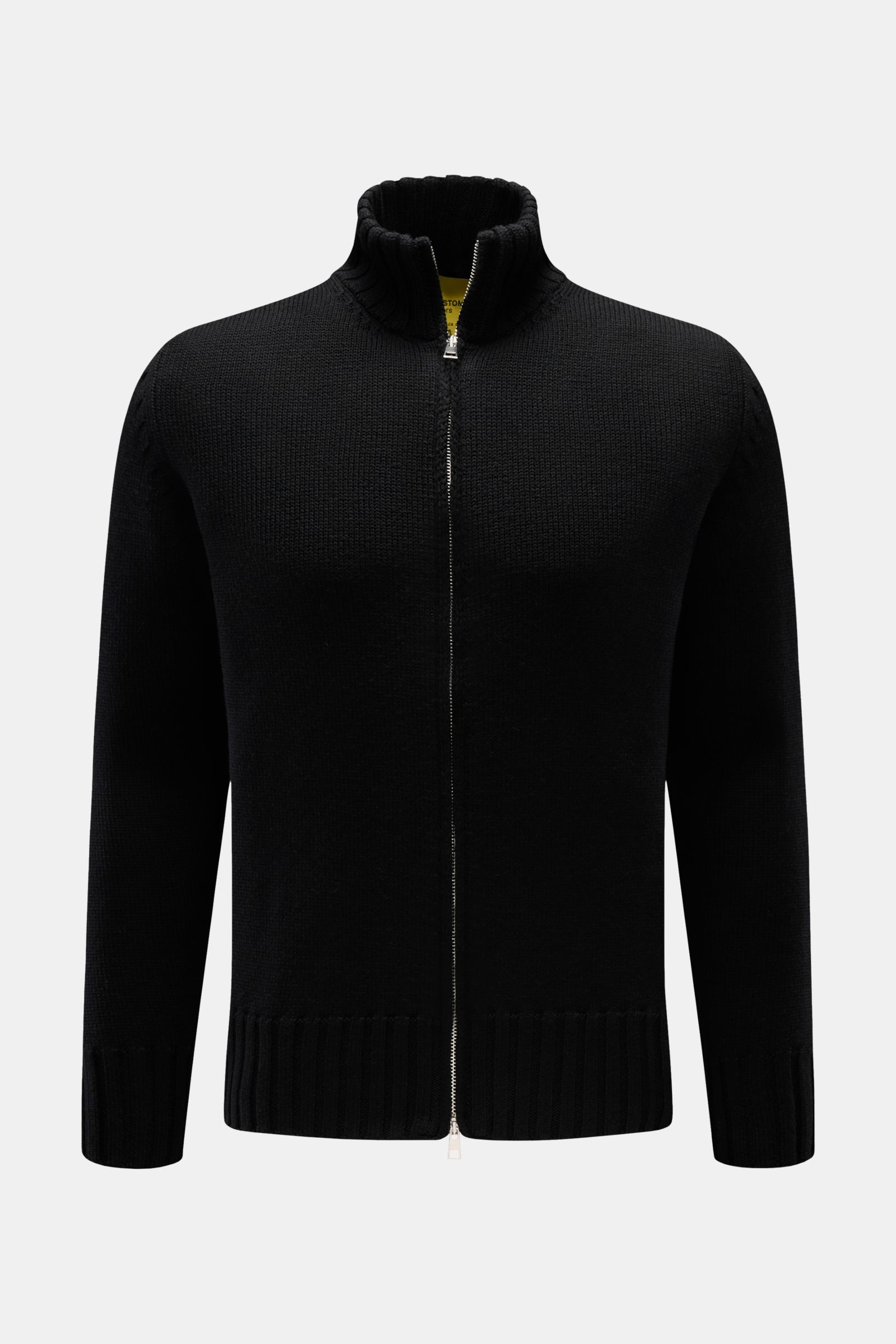 B.F. Knitwear Merino Strickjacke schwarz, frontal fotografiert, slim Fit, Stehkragen, Zwei-Wege-Reißverschluss, reine Merinowolle, weich, mittelgrobes Strickbild, Rippbündchen.