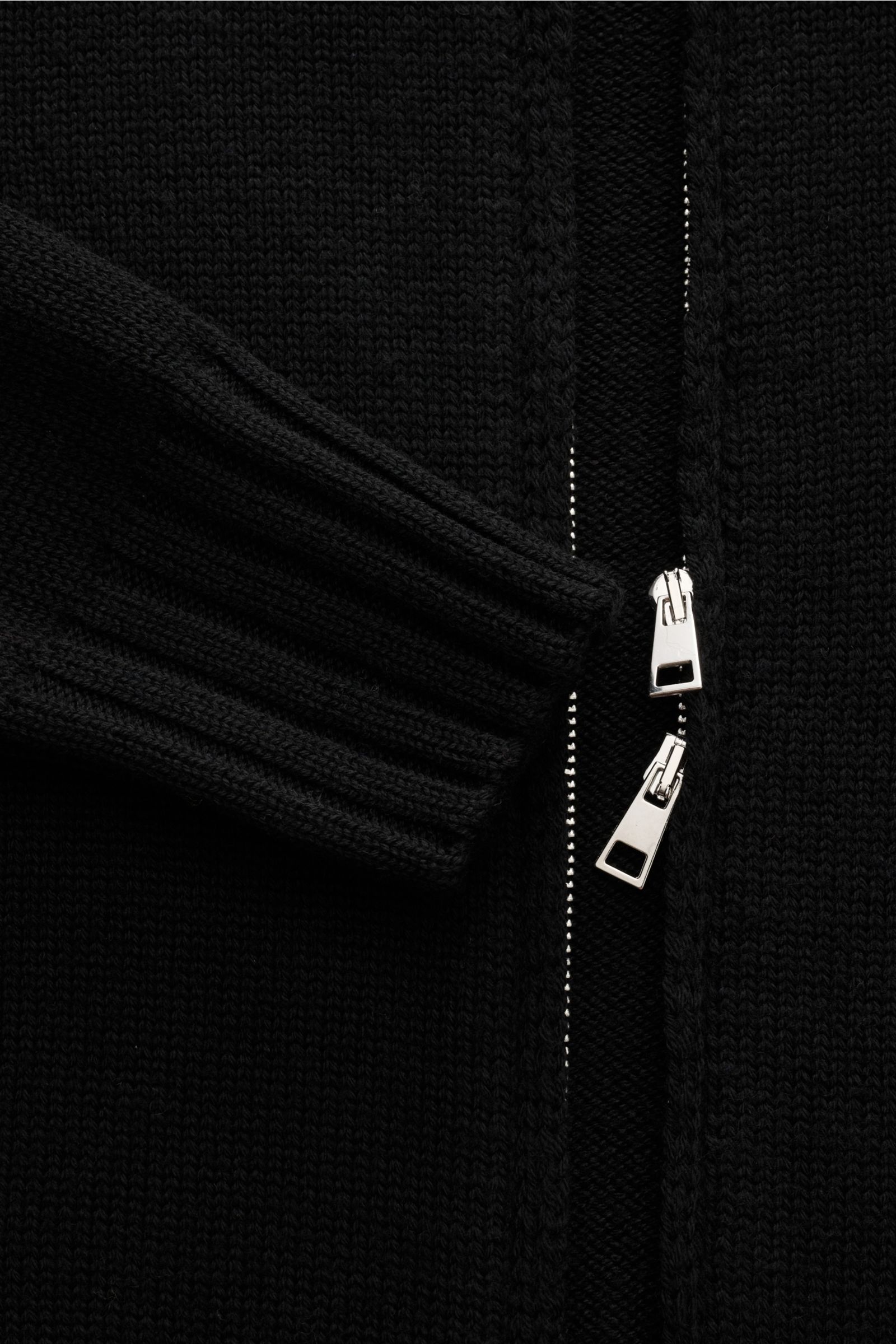 B.F. Knitwear Merino Strickjacke schwarz, Detailaufnahme von Reißverschluss und Rippbündchen, Merinowolle, Slim Fit, Stehkragen, weich, warm.