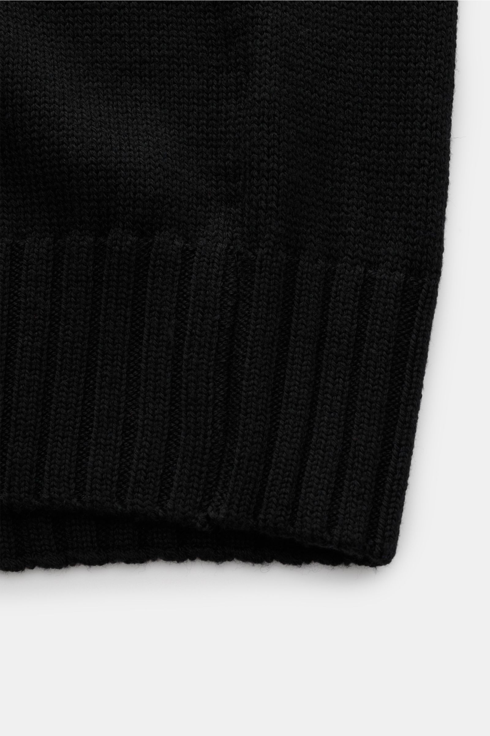 Nahaufnahme der B.F. Knitwear Merino Strickjacke schwarz, Detailansicht des weichen, mittelgroben Strickbilds und Rippbündchens.